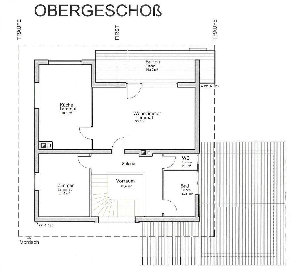 Grundriss des Obergeschosses mit Wohnzimmer, Küche, Zimmer, Bad, WC und Balkon.