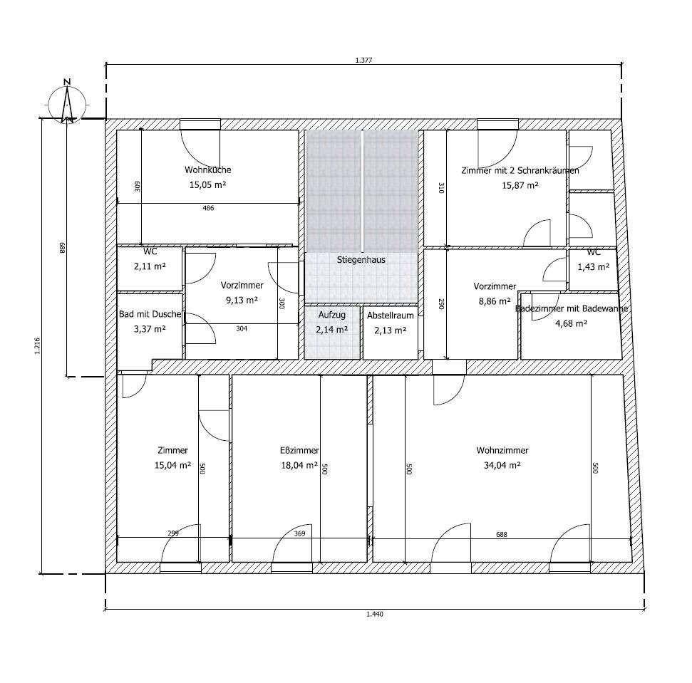 Grundriss einer Wohnung mit Wohnküche, Esszimmer, Wohnzimmer und mehreren Bädern.