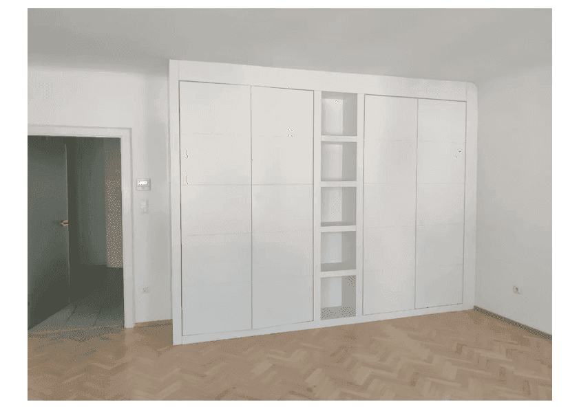 Heller Raum mit integriertem weißen Einbauschrank und Parkettboden.