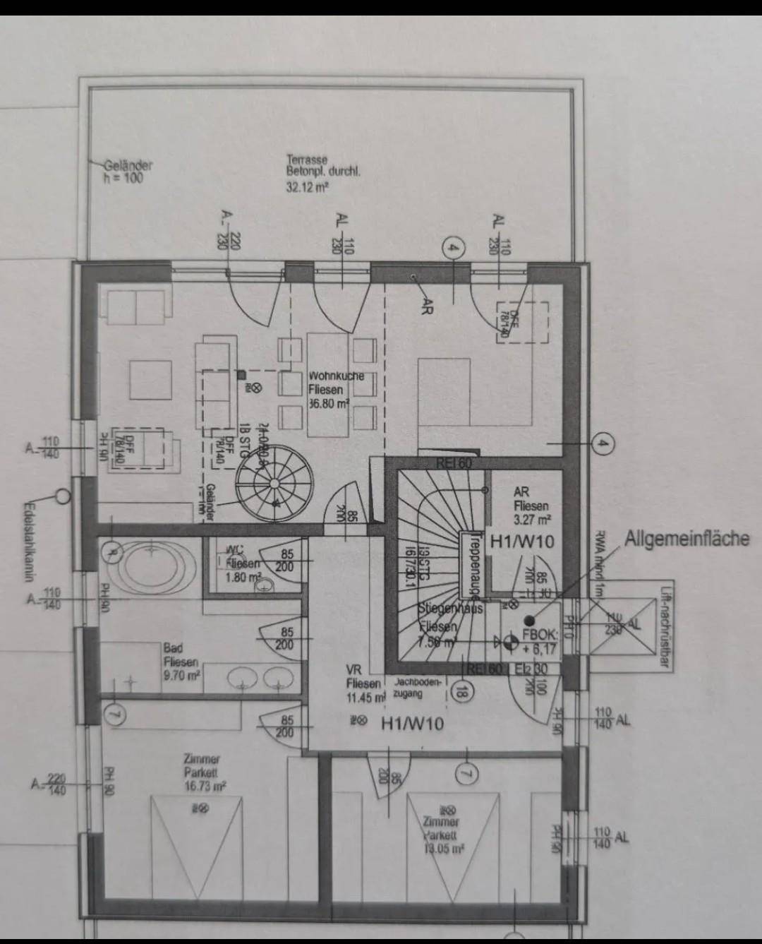 Grundriss des Hauptgeschosses mit offenem Wohn-Essbereich, Bad und zwei Zimmern sowie Terrasse.