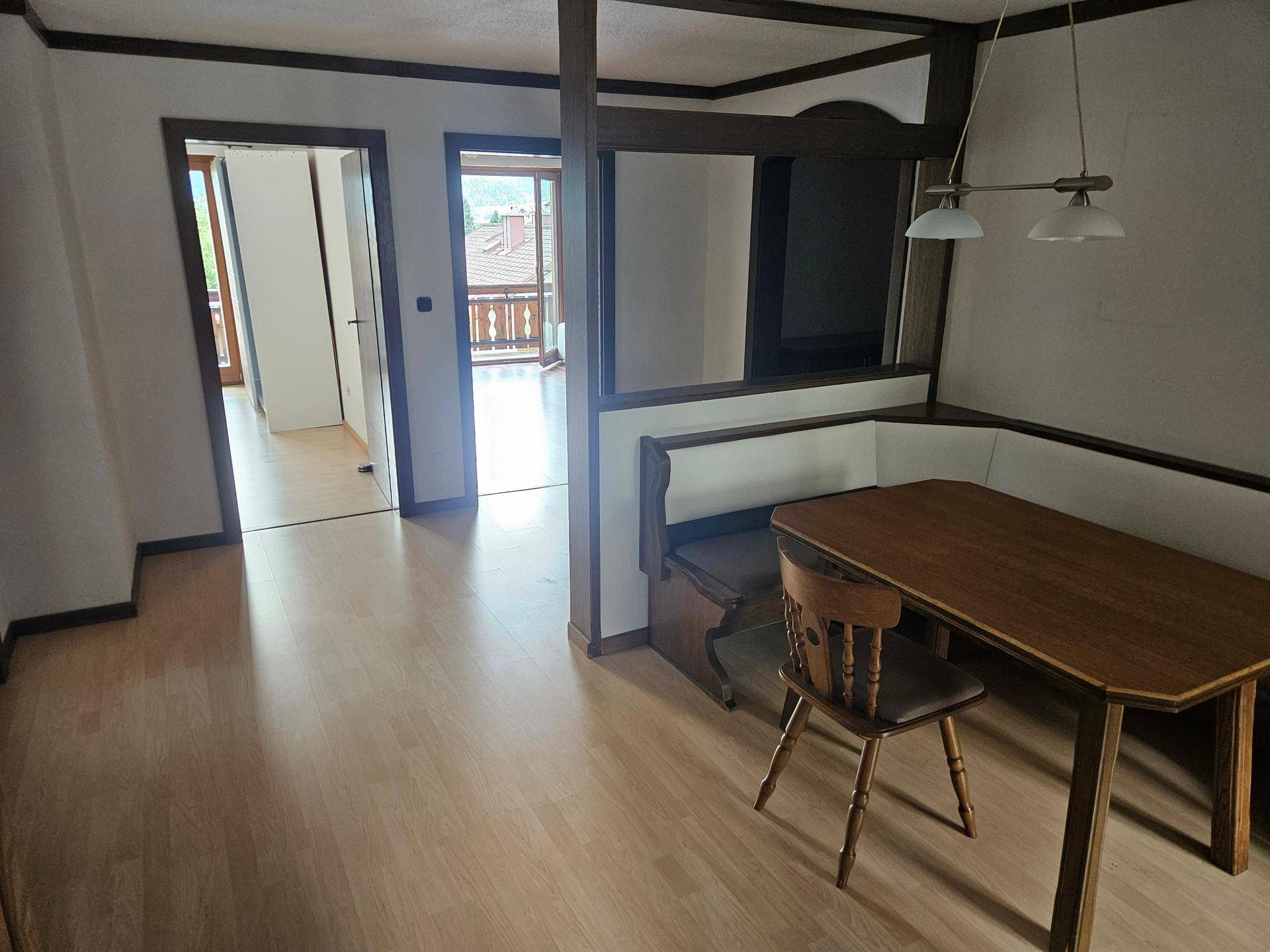 Gemütlicher Essbereich mit Holztisch, Eckbank und traditionellen Holzelementen.