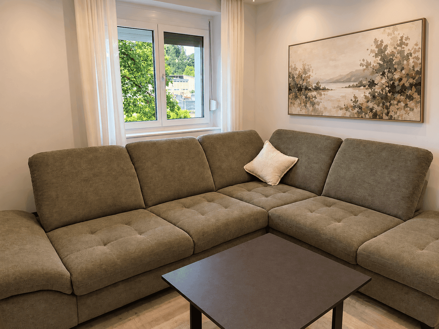 Gemütliches Wohnzimmer mit großem Ecksofa und Couchtisch, ideal zum Entspannen.