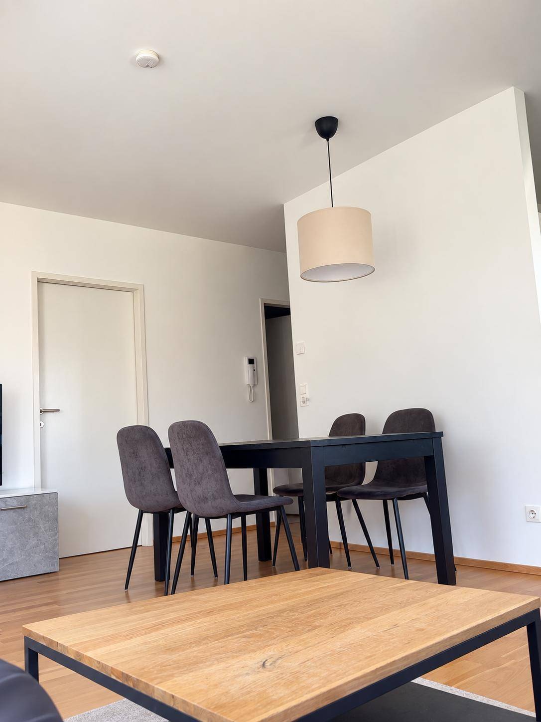 Essbereich mit modernem Esstisch und Stühlen, offen zum Wohnzimmer gestaltet.