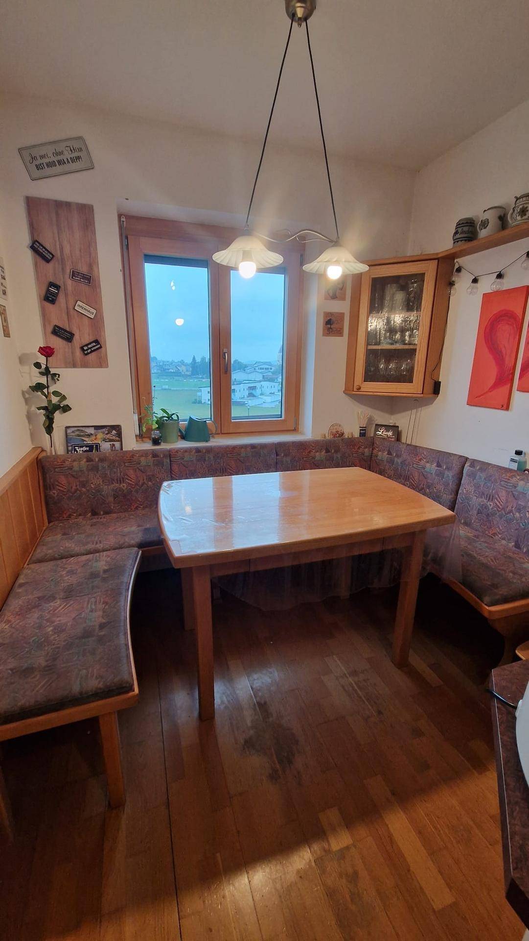Gemütlicher Essbereich mit Eckbank und Holztisch, ideal für Familienmahlzeiten.