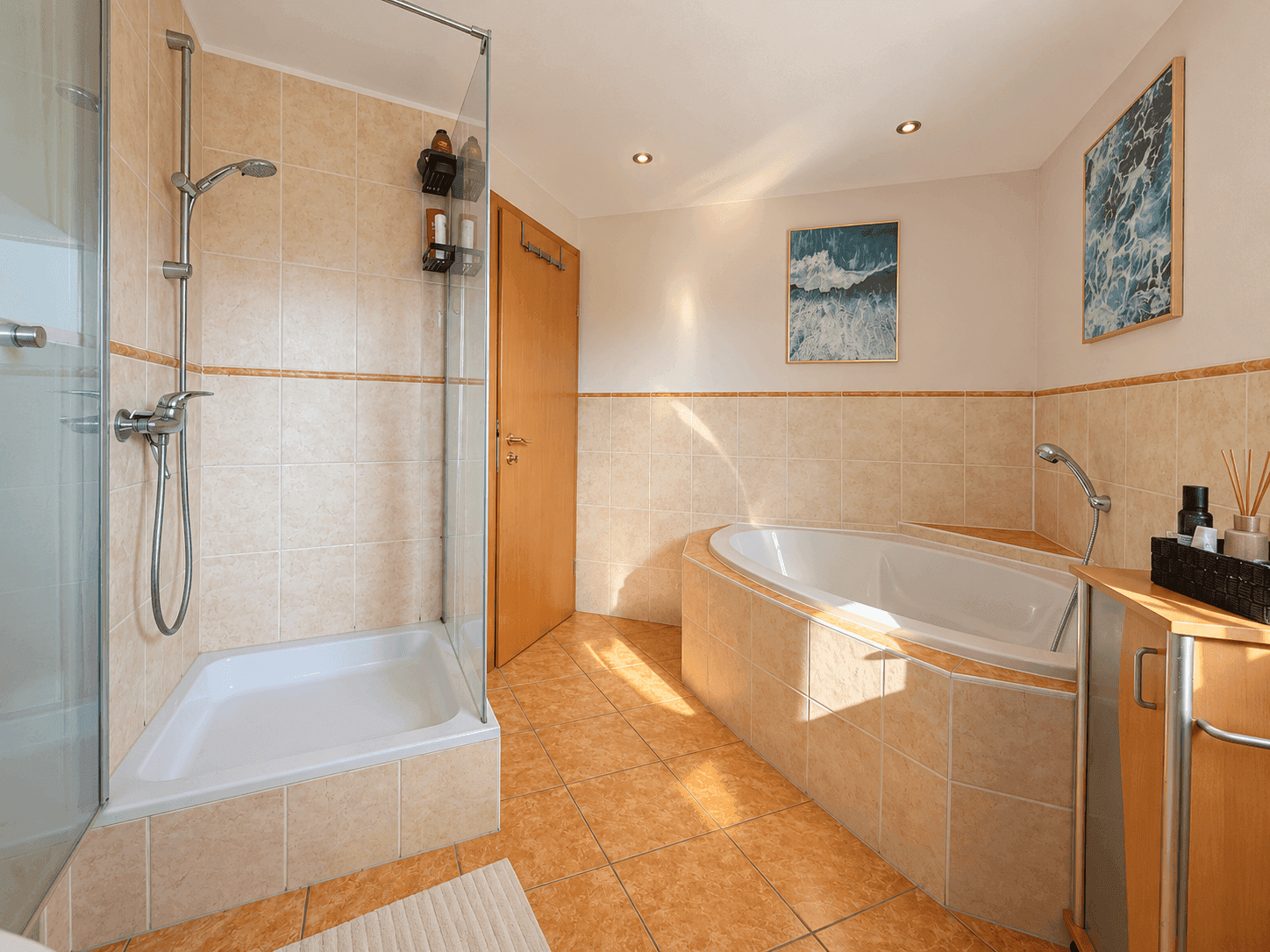 Badezimmer mit Duschkabine, Eckbadewanne und Fliesenboden.