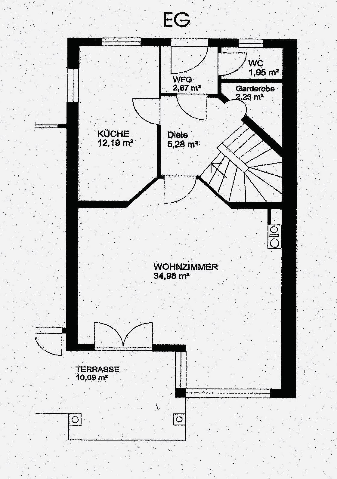 Grundriss des Erdgeschosses mit Wohnzimmer, Küche und Terrasse.