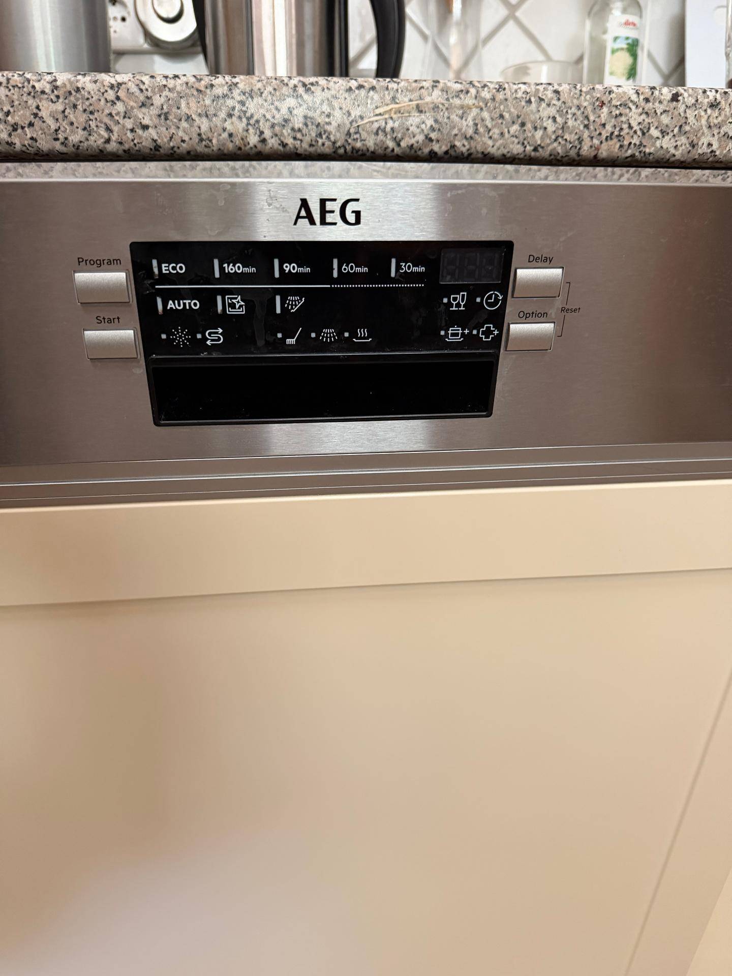 Nahaufnahme der AEG Spülmaschine mit digitalem Display und verschiedenen Programmen, praktisch und modern.