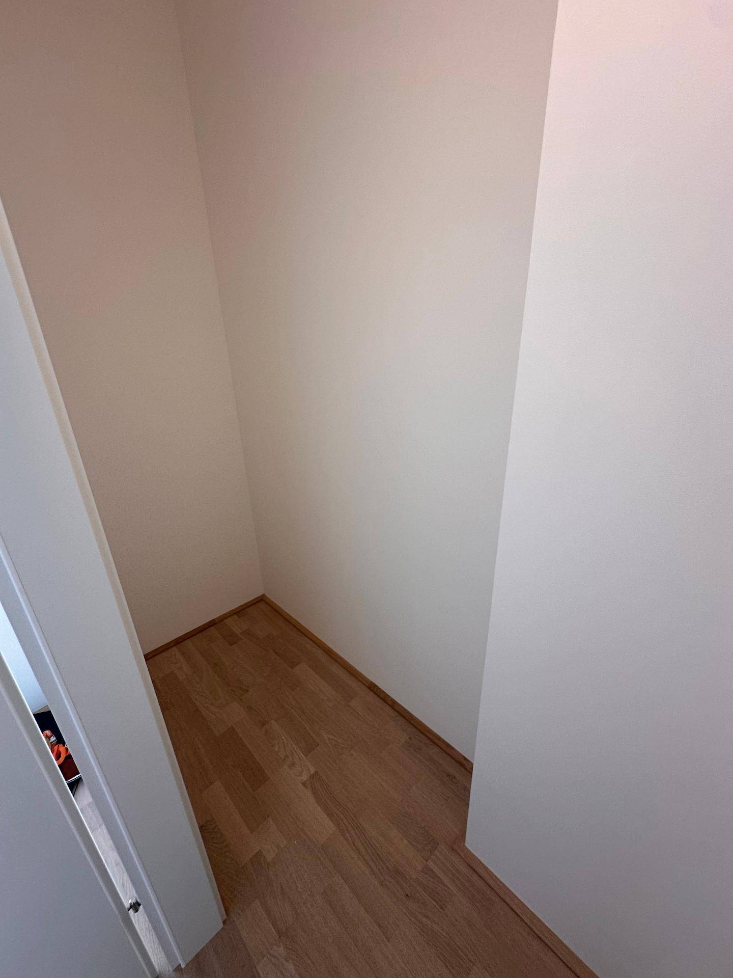 Kleiner, leerer Abstellraum mit hellem Parkettboden und weißen Wänden, ideal für zusätzlichen Stauraum.