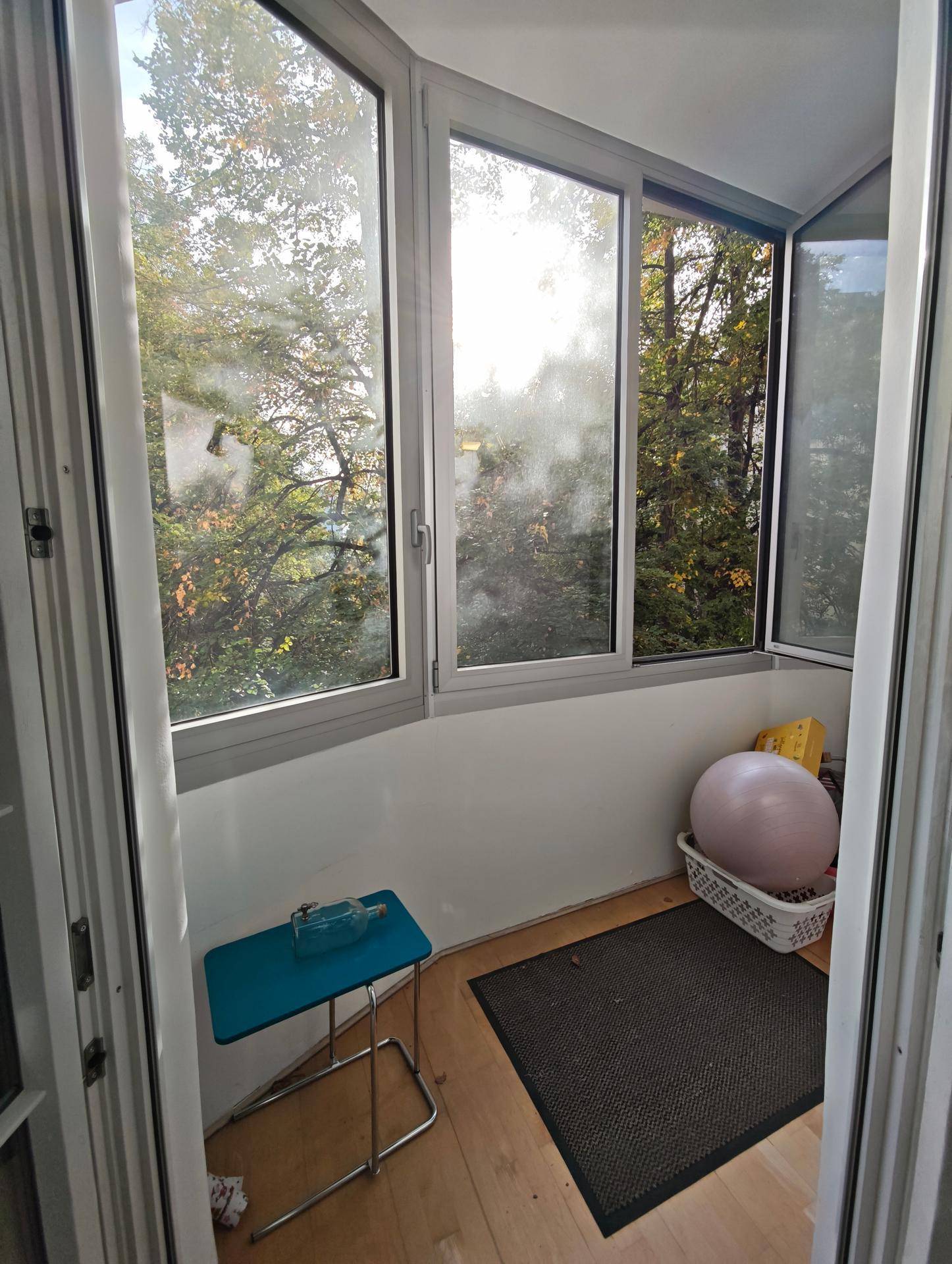 Verglaste Loggia mit Blick ins Grüne, ideal für Entspannung und Freizeit.