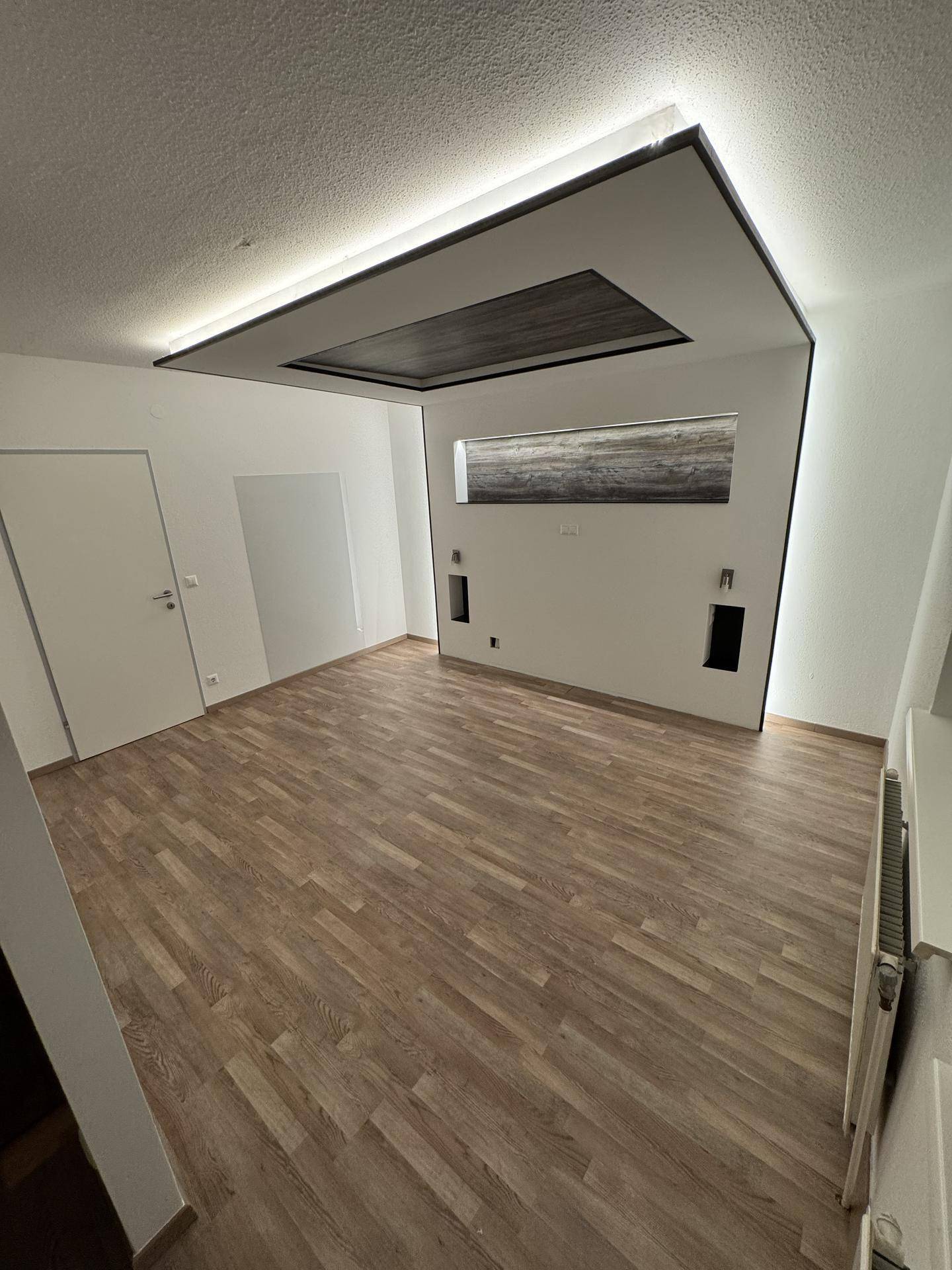 Geräumiges Schlafzimmer mit modernem Deckendesign und Laminatboden, bereit zur individuellen Einrichtung.