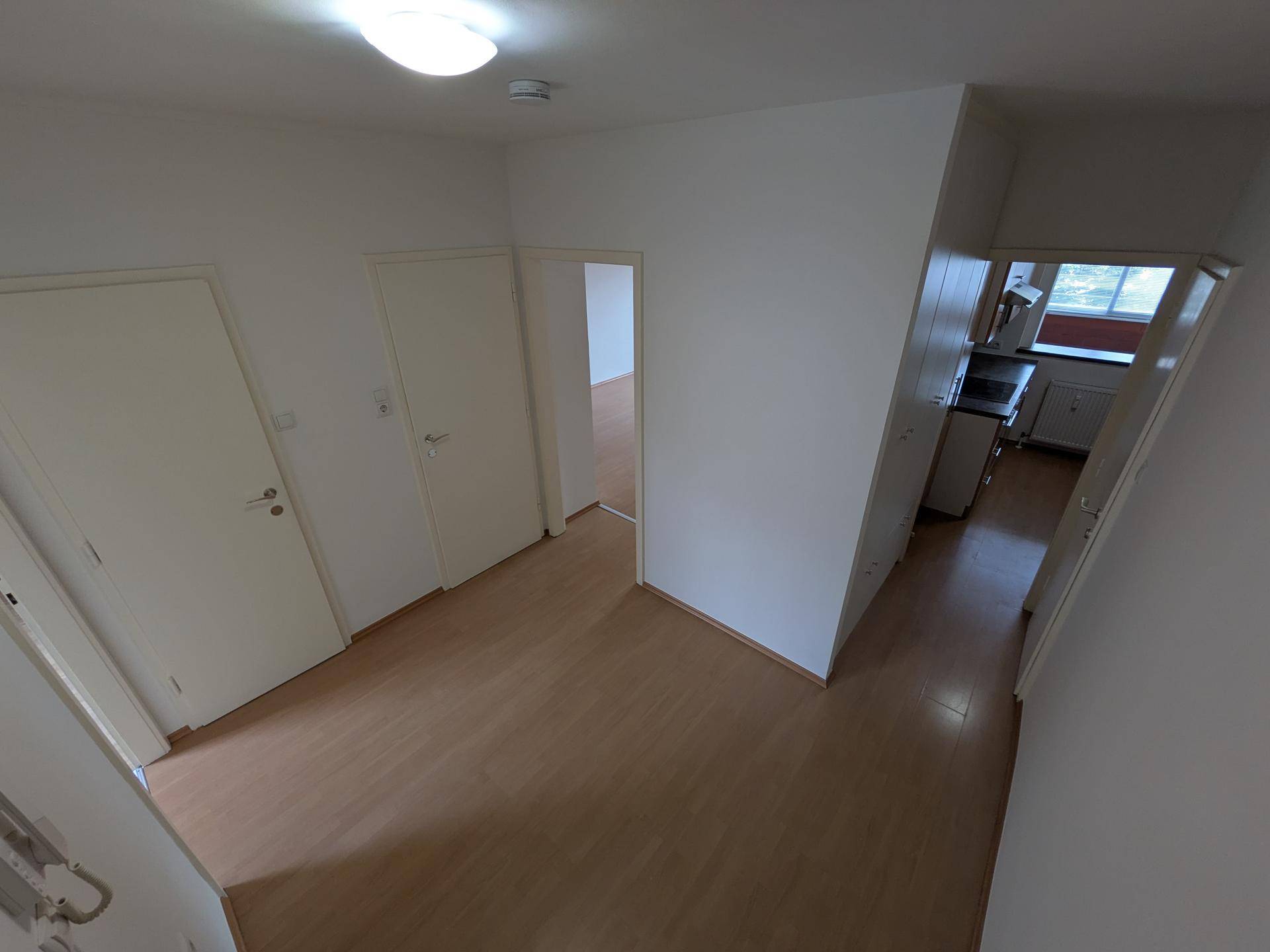 Heller Flur mit mehreren Türen, der die verschiedenen Räume der Wohnung verbindet.