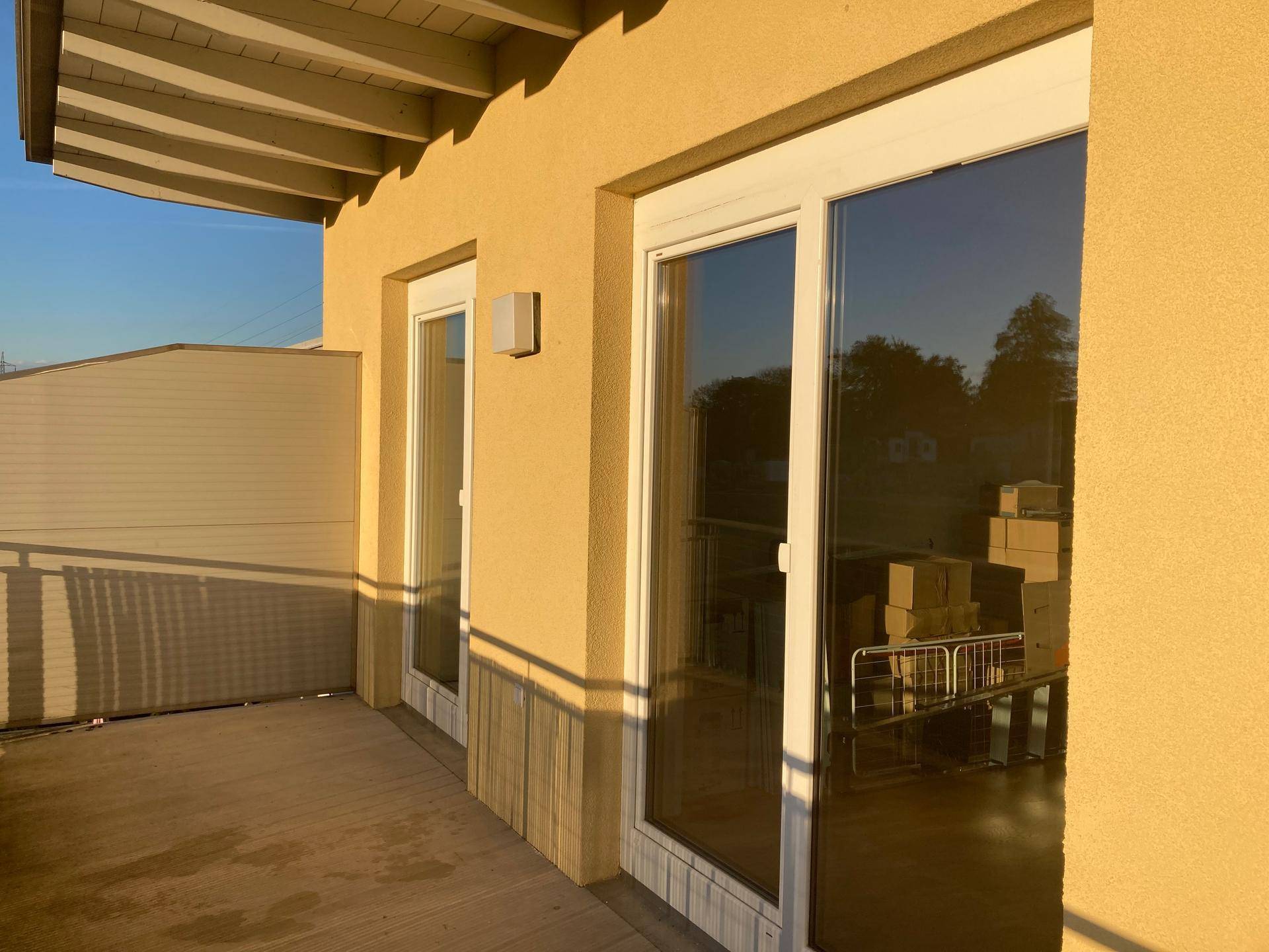 Geräumiger Balkon mit moderner Brüstung und viel Sonnenlicht, perfekt für den Außenbereich.