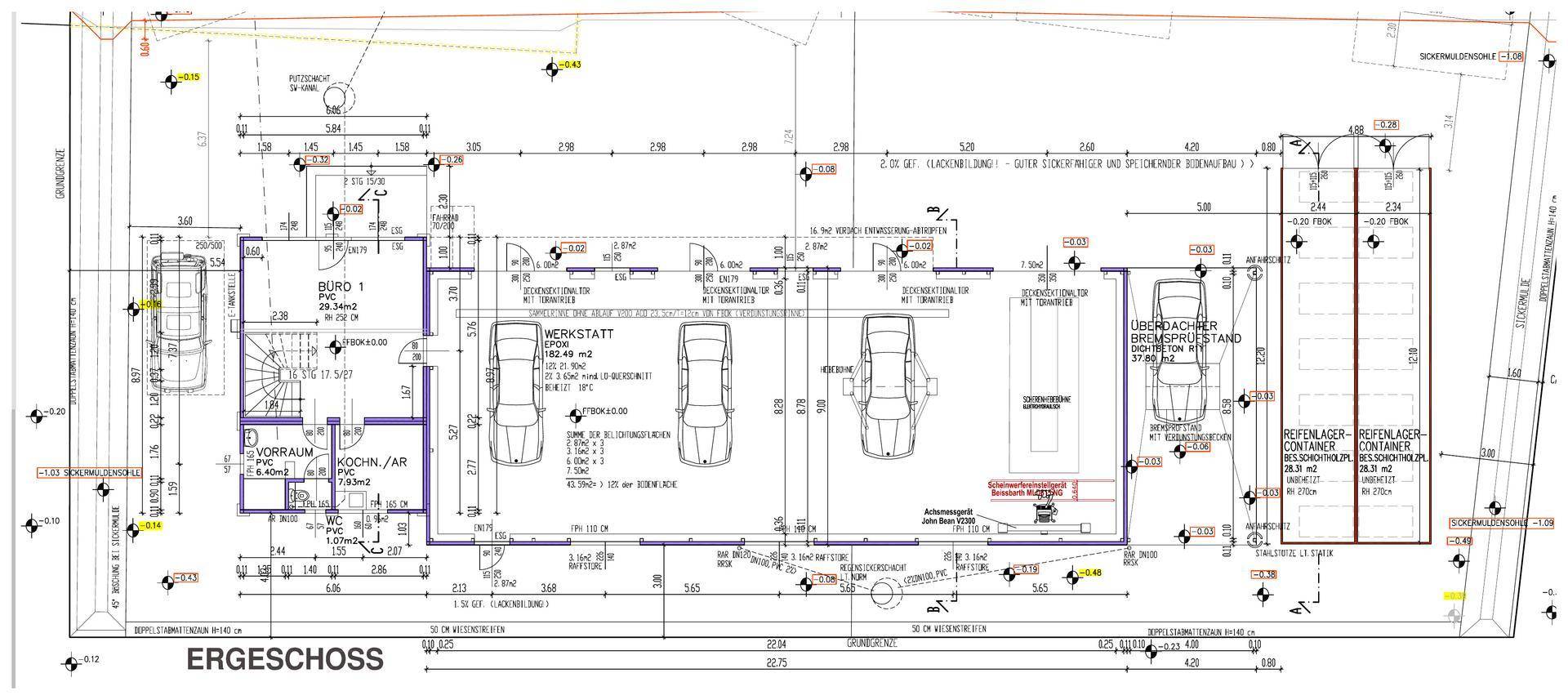Grundriss des Erdgeschosses mit Werkstattbereichen, Büros und Lagerflächen für Fahrzeuge.
