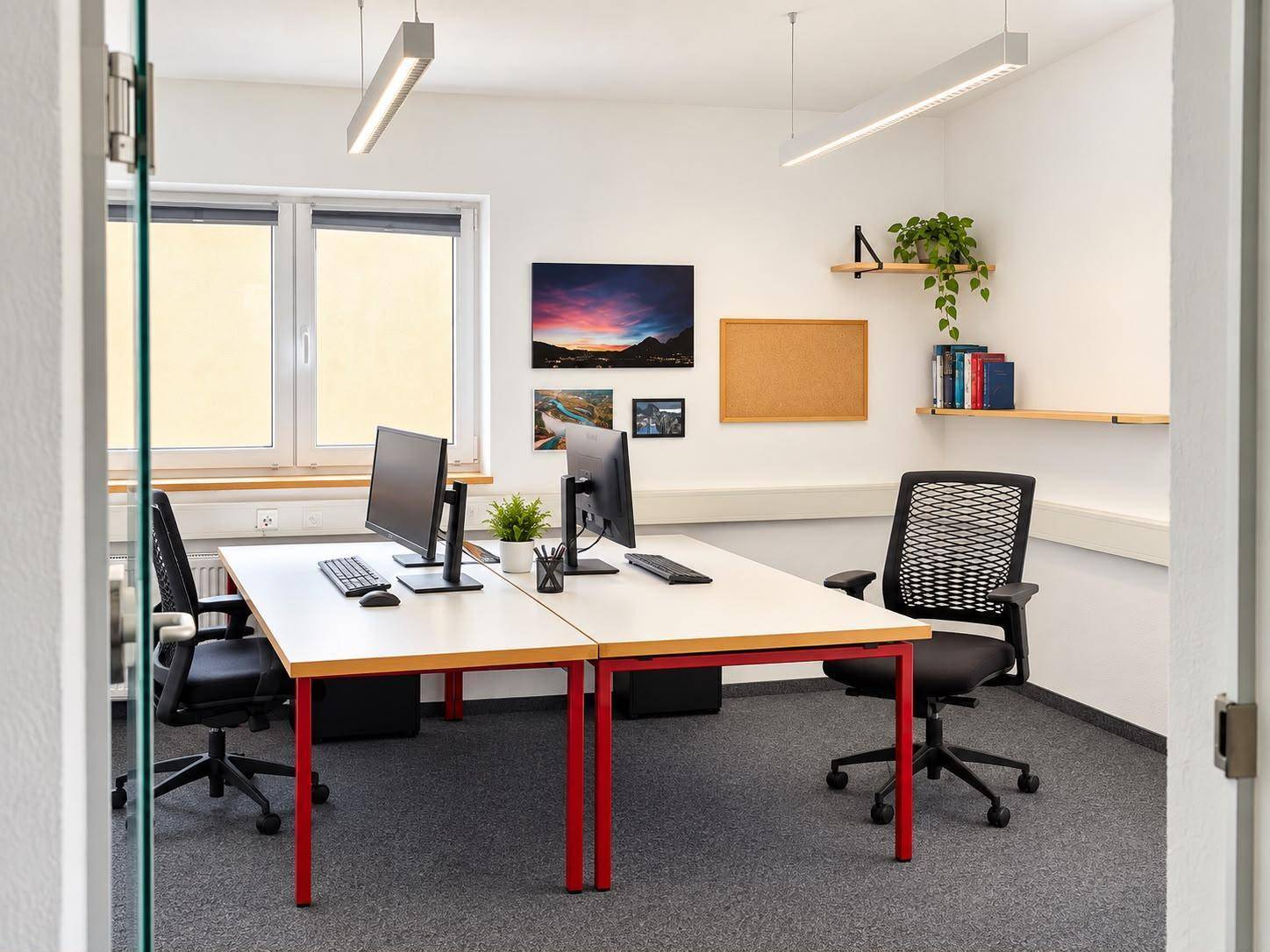 Freundliches Büro mit zwei Arbeitsplätzen, Computern, Regalen und dekorativen Elementen an den Wänden.