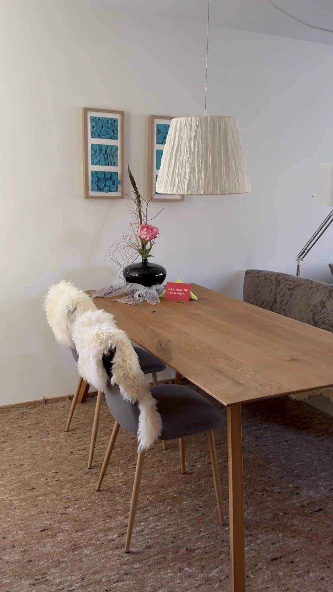 Heller Essbereich mit Holztisch, modernen Stühlen und dekorativer Beleuchtung.