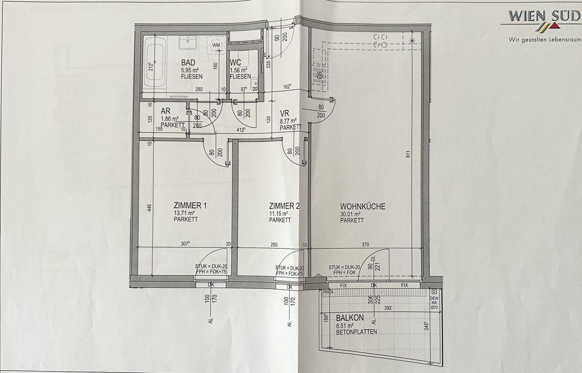 Grundriss einer Wohnung mit zwei Zimmern, Wohnküche, Bad und Balkon.