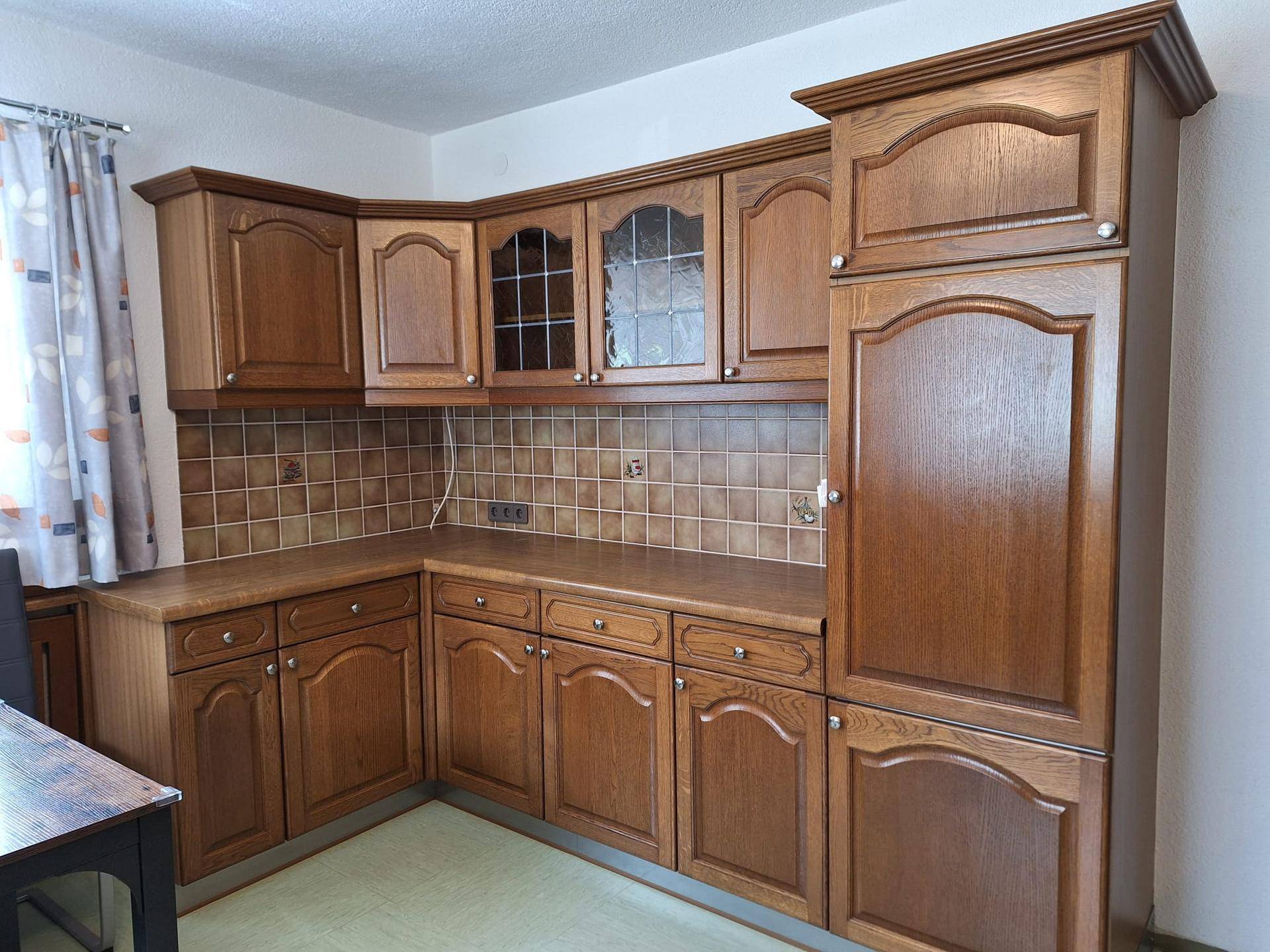 Geräumige Holzküche mit vielen Schränken, Stauraum und traditionellen Details.