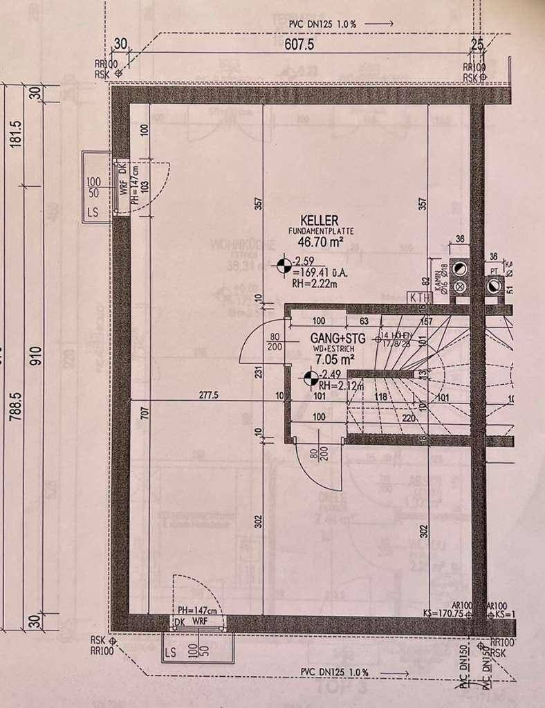 Grundriss des Kellergeschosses mit großem Kellerraum und Treppenaufgang.