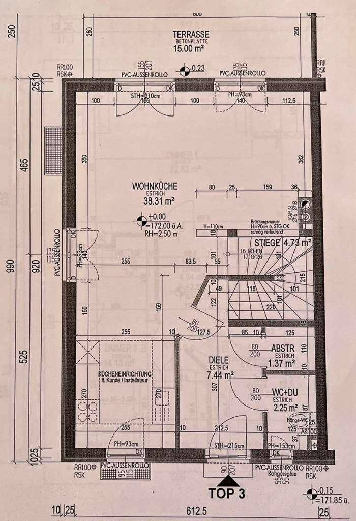 Grundriss des Erdgeschosses mit offener Wohnküche und Zugang zur Terrasse.