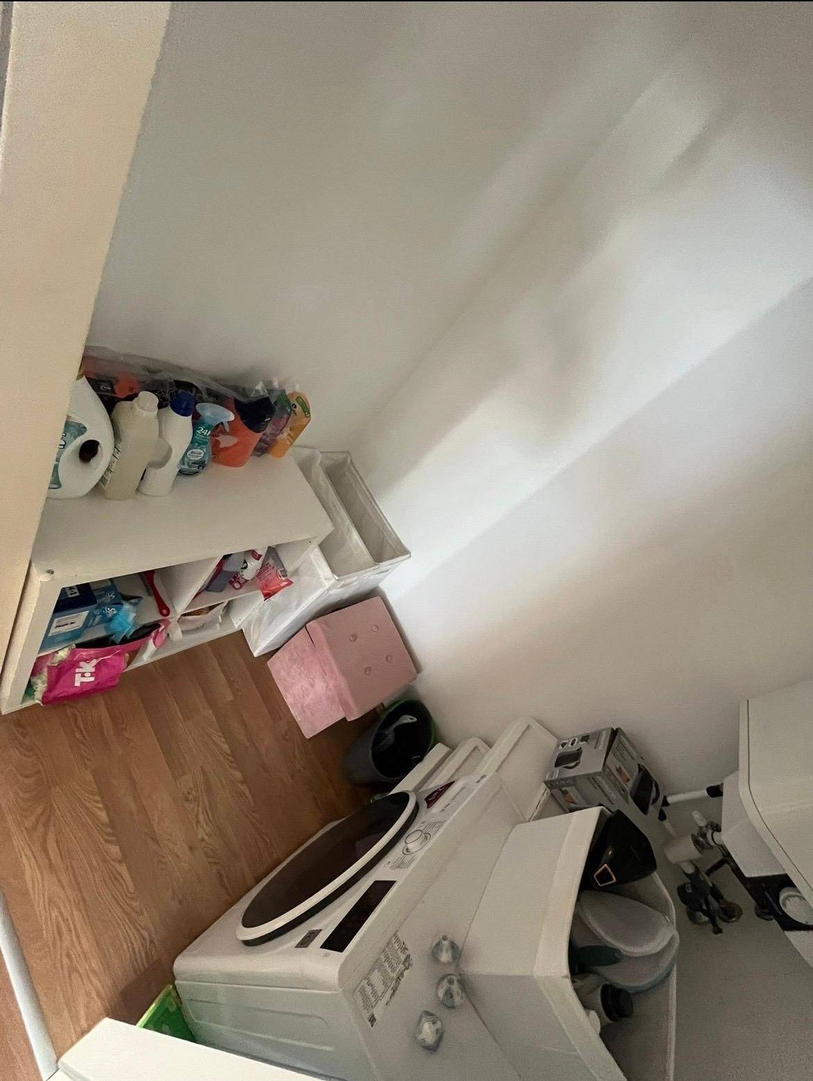 Hauswirtschaftsraum mit Waschmaschine und praktischen Regalen.