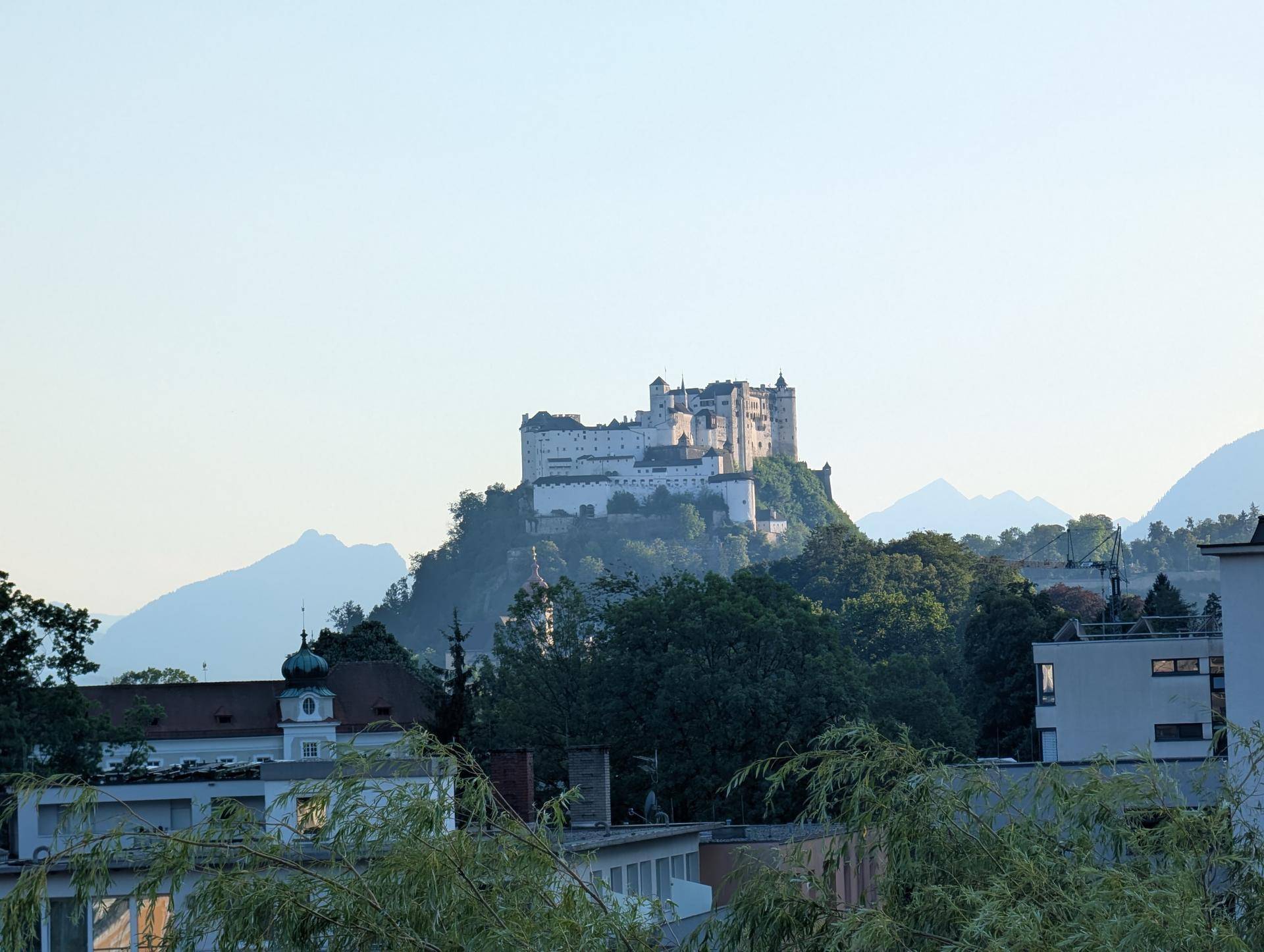 Panoramablick auf die Festung Hohensalzburg und die umliegende Stadtlandschaft.