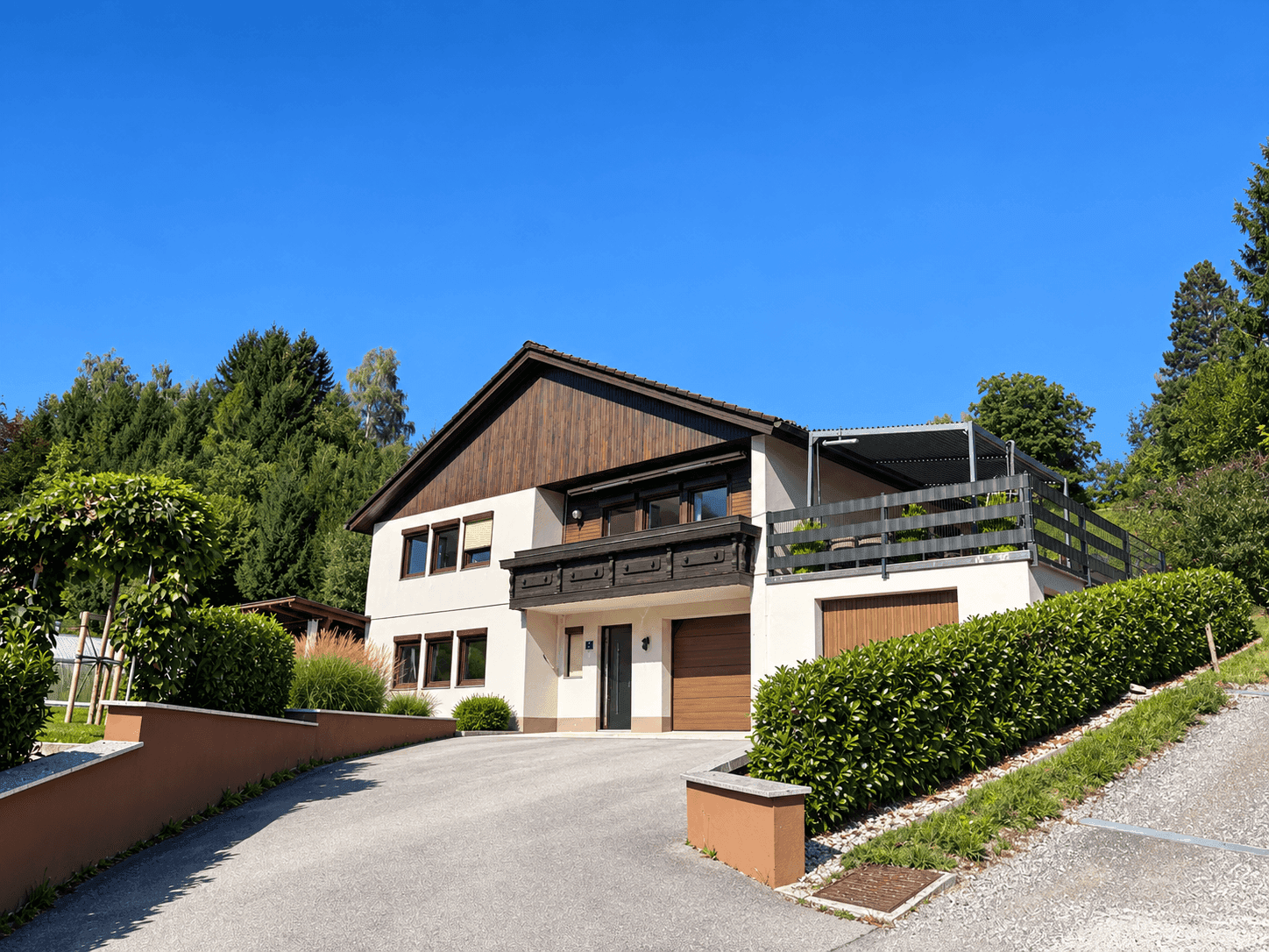 Attraktives Einfamilienhaus mit Garage, Balkon und gepflegter Außenanlage.