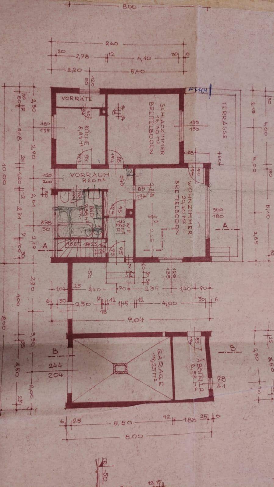 Handgezeichneter Grundrissplan mit detaillierter Raumaufteilung, Terrasse und Garage.