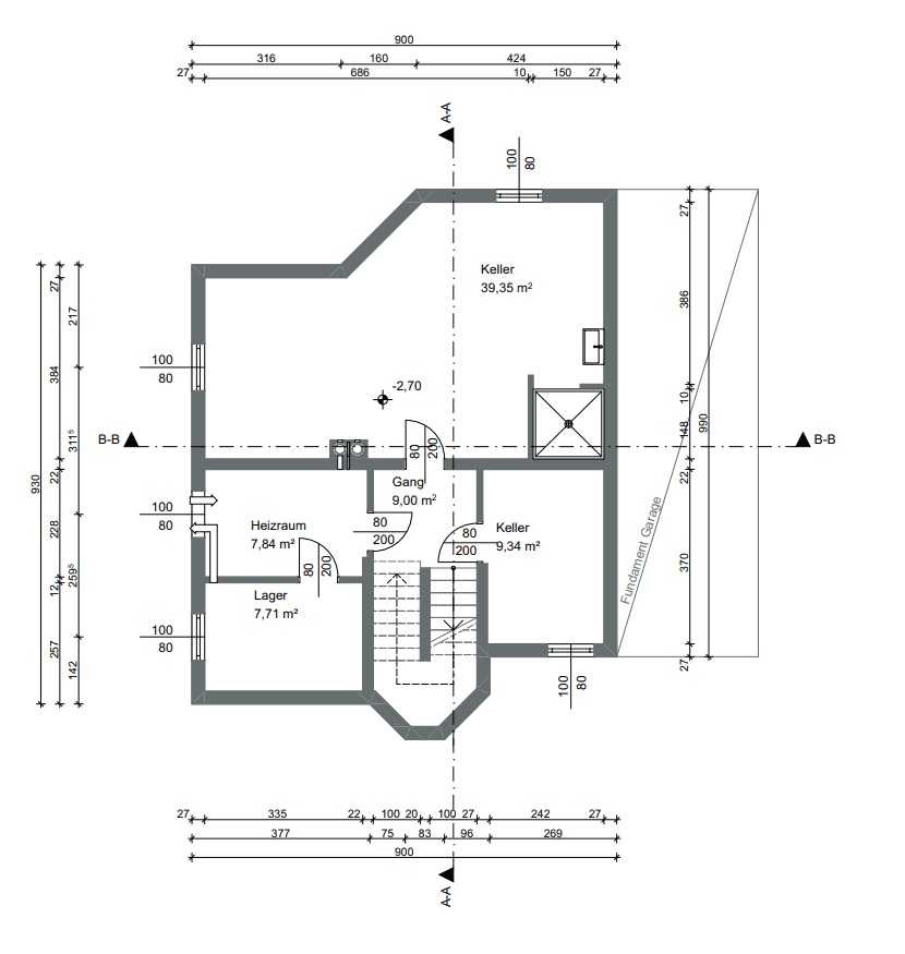 Grundriss des Kellergeschosses mit Kellerräumen, Heizraum und Fundamentgarage.