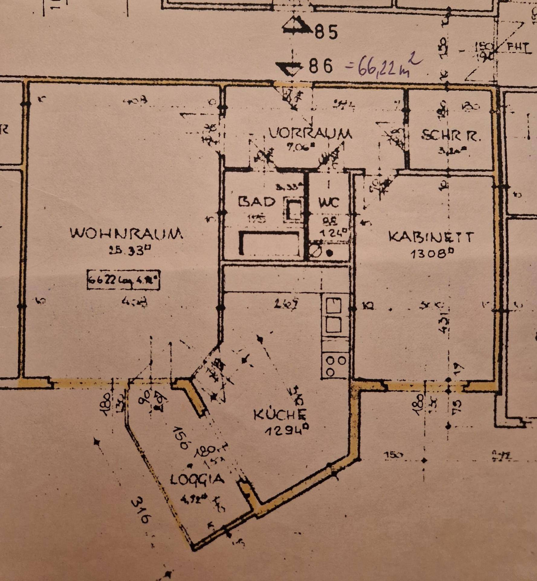 Detaillierter Grundriss mit Wohnraum, Küche, Bad, WC und Loggia, zeigt die Raumaufteilung.