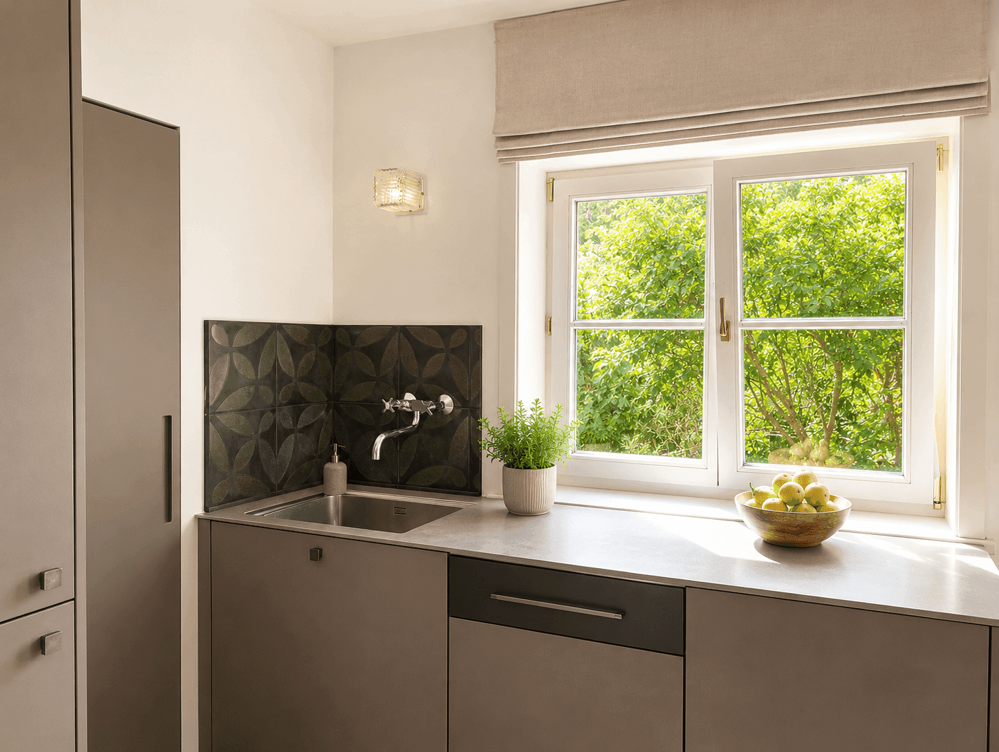 Moderne Küchenzeile mit Spüle, integriertem Geschirrspüler und Fenster mit Blick ins Grüne.