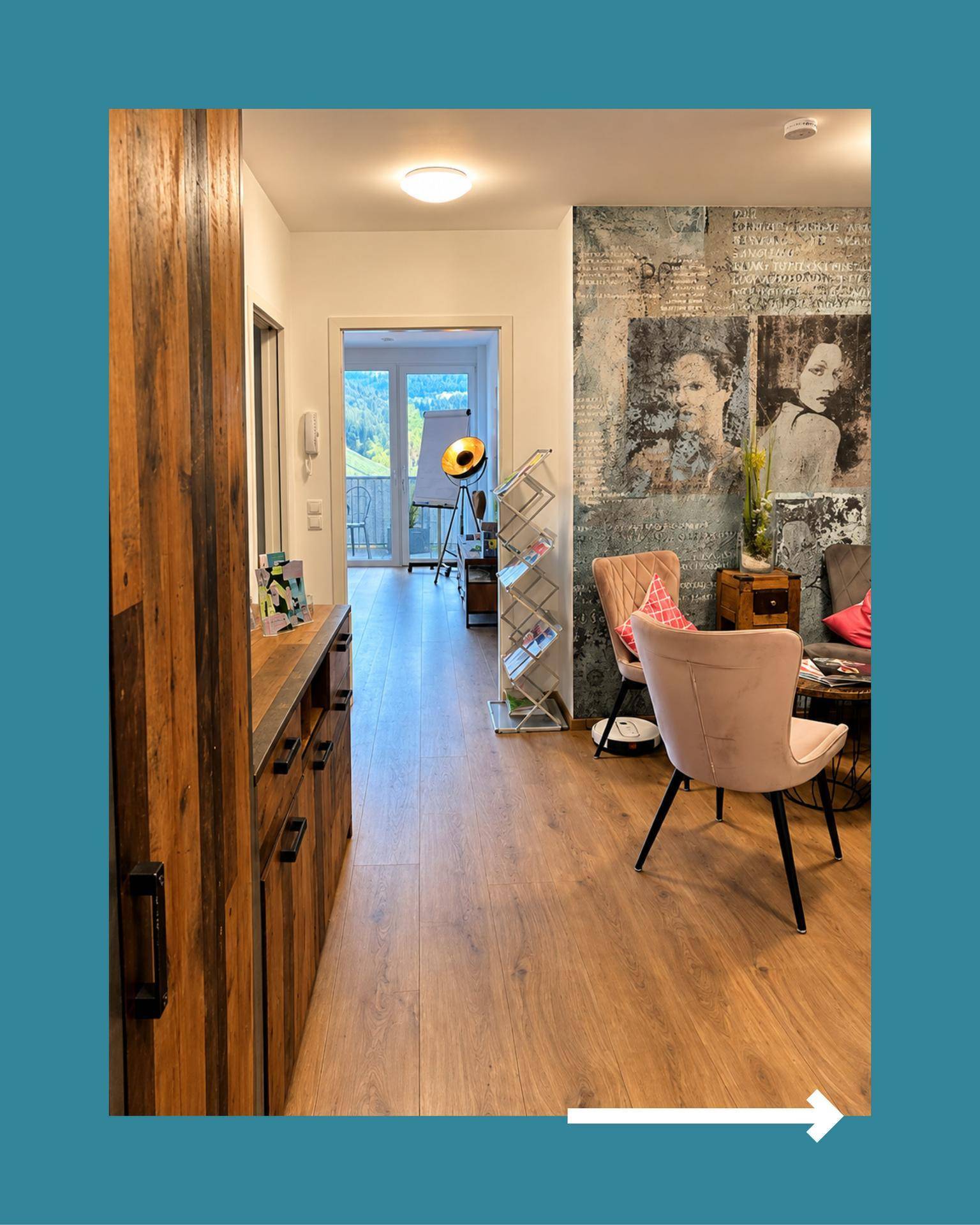 Langer Flur mit Holzeinbauschrank und Blick in einen hellen Raum mit Balkonzugang.
