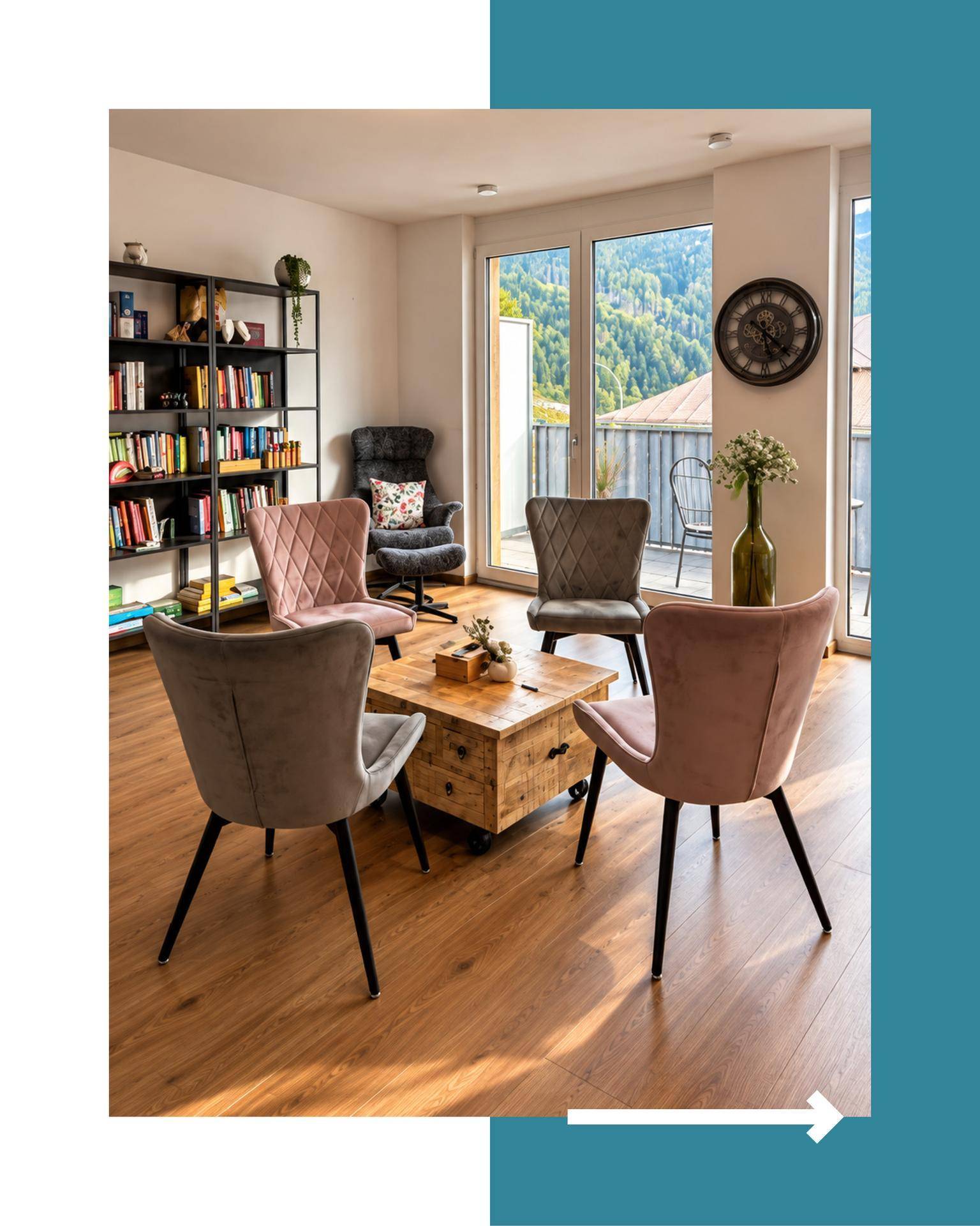 Gemütlicher Wartebereich mit Bücherregal, bequemen Stühlen und Blick ins Grüne durch große Fenster.