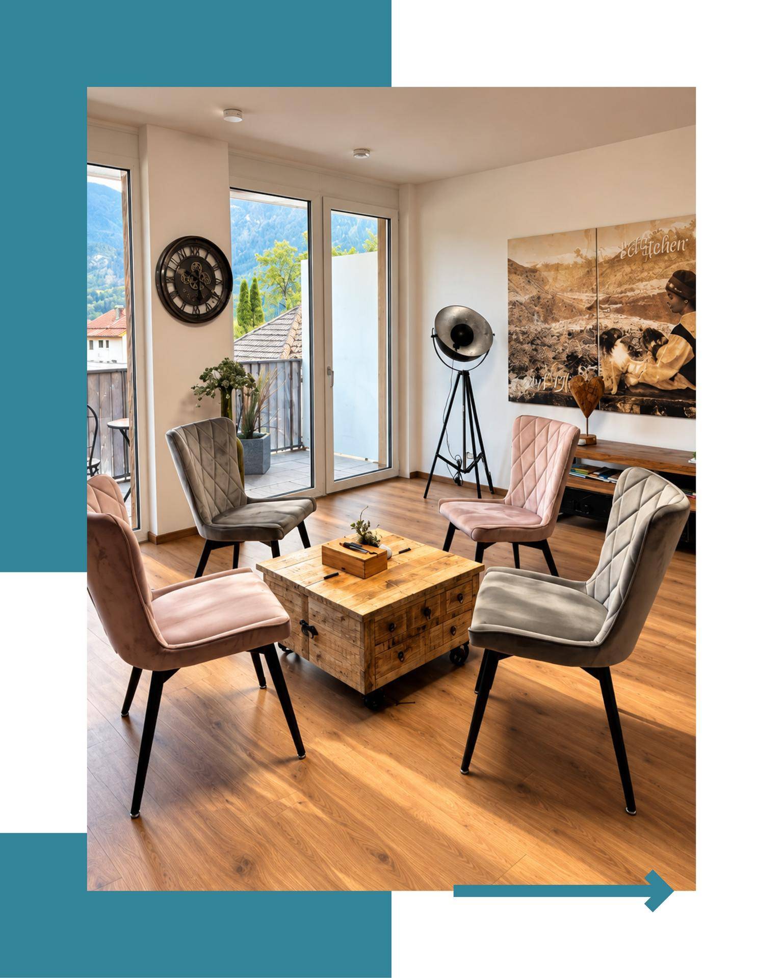 Heller Wartebereich mit modernen Stühlen, Holztisch und Zugang zu einem Balkon mit Bergblick.