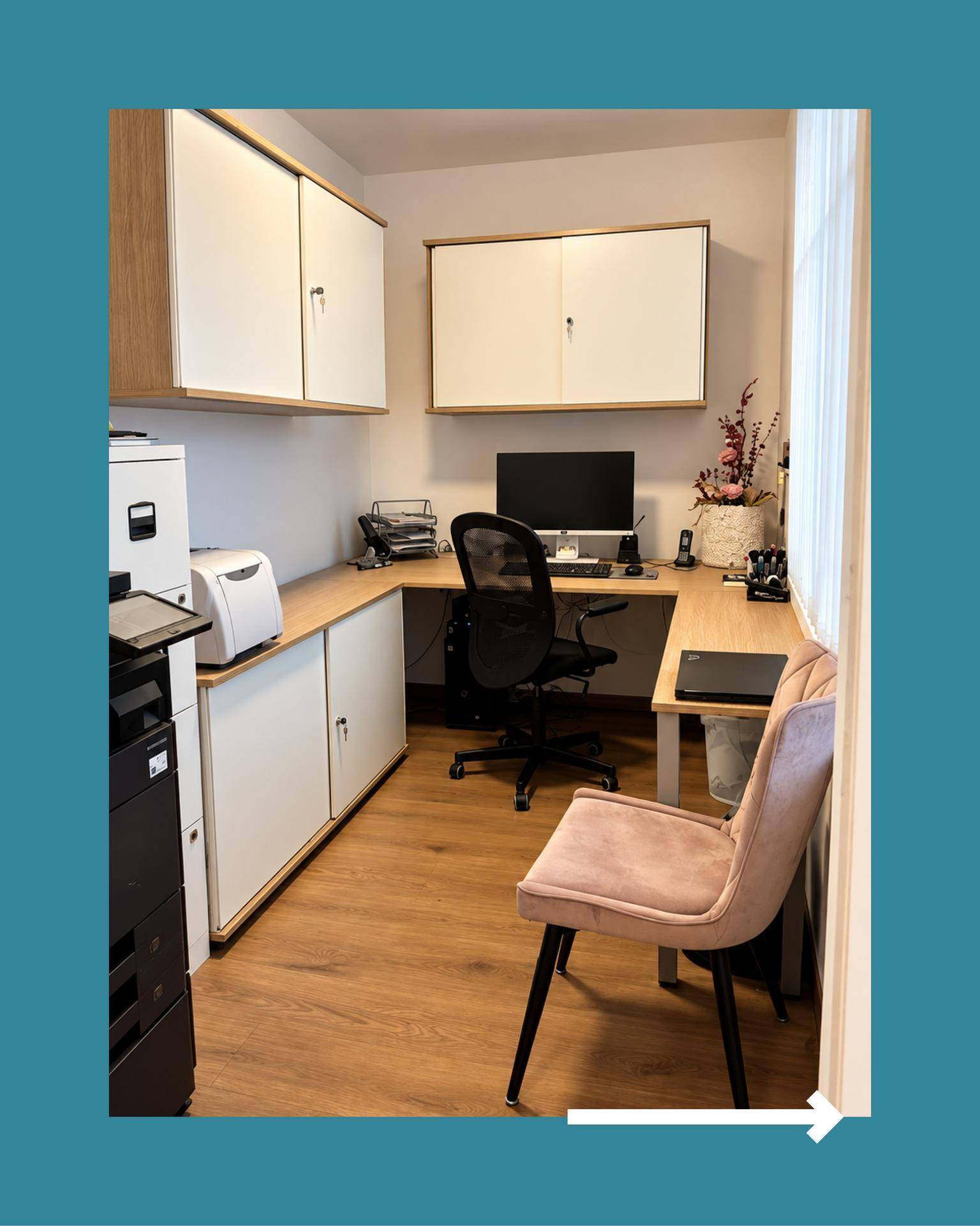 Funktionales Büro mit Schreibtisch, Bürostuhl, Computer und praktischen Einbauschränken.