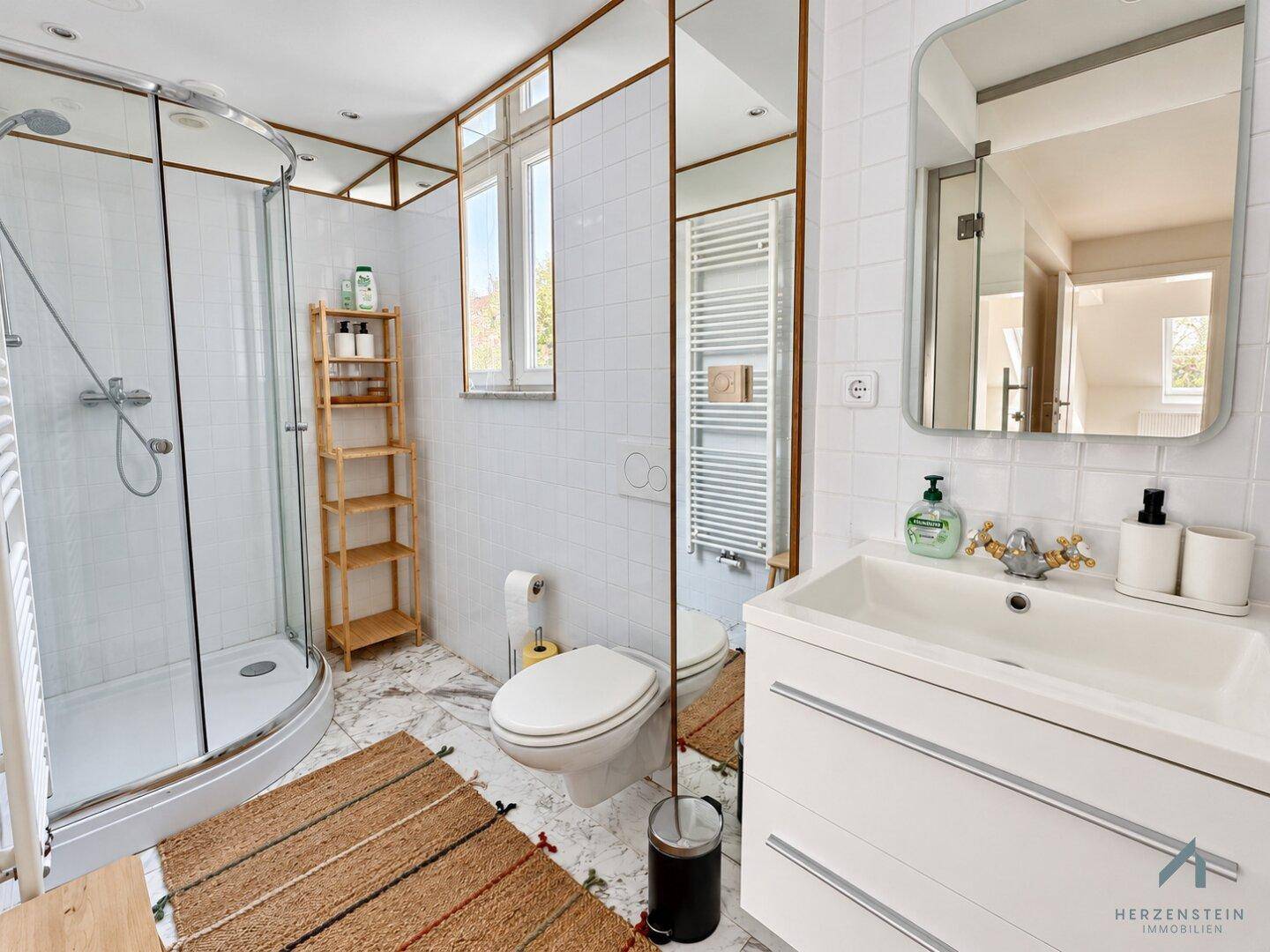 DG/ En-Suite-Badezimmer mit Dusche