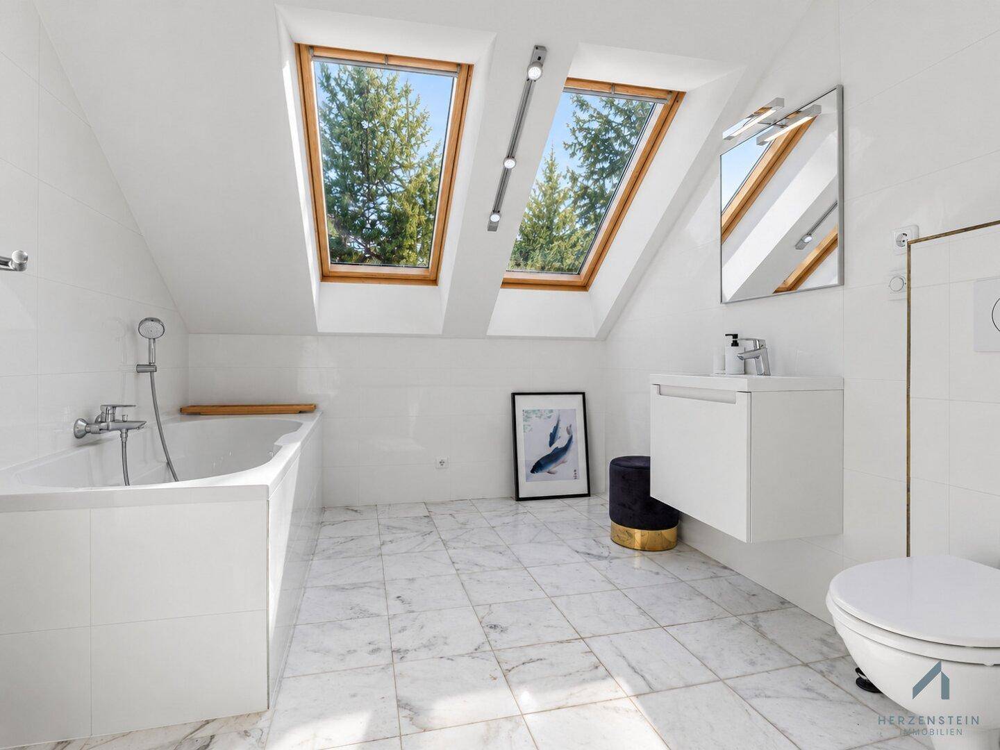 DG / Badezimmer mit Badewanne