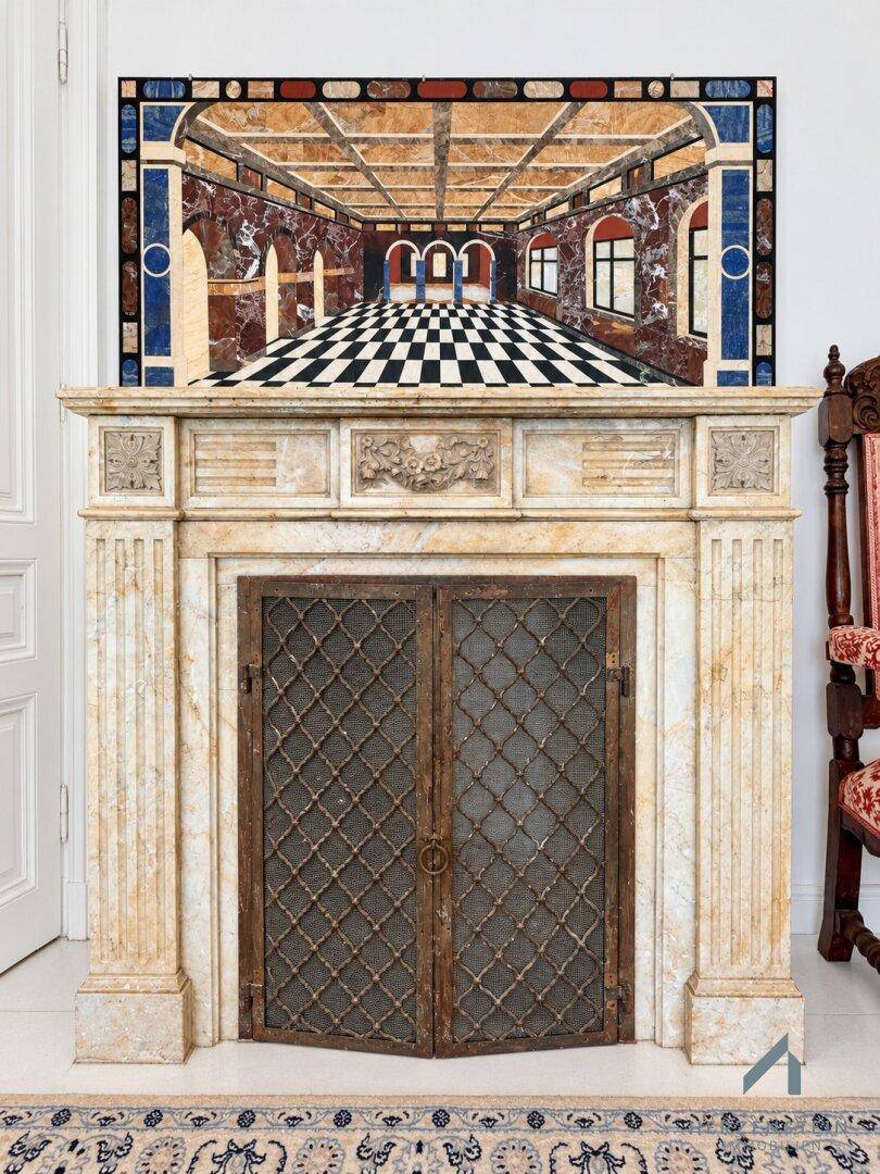 Detailansicht eines eleganten Marmorkamins mit kunstvoller Verzierung und Gittertüren.