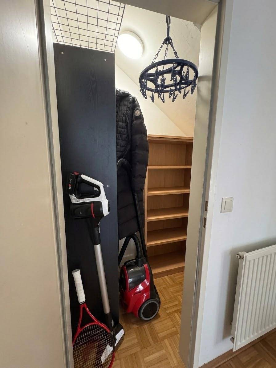 Praktischer Abstellraum mit Regalen für Stauraum und Platz für Haushaltsgeräte.