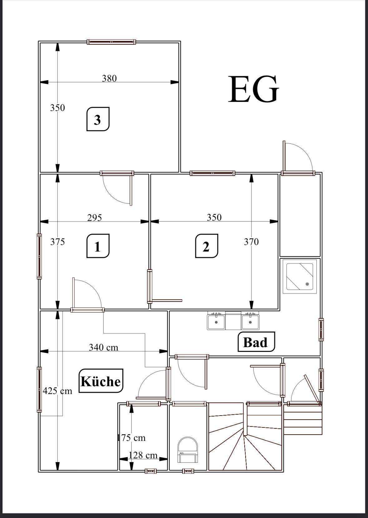 Grundriss des Erdgeschosses mit Küche, Bad und weiteren Räumen, inklusive Maßangaben.