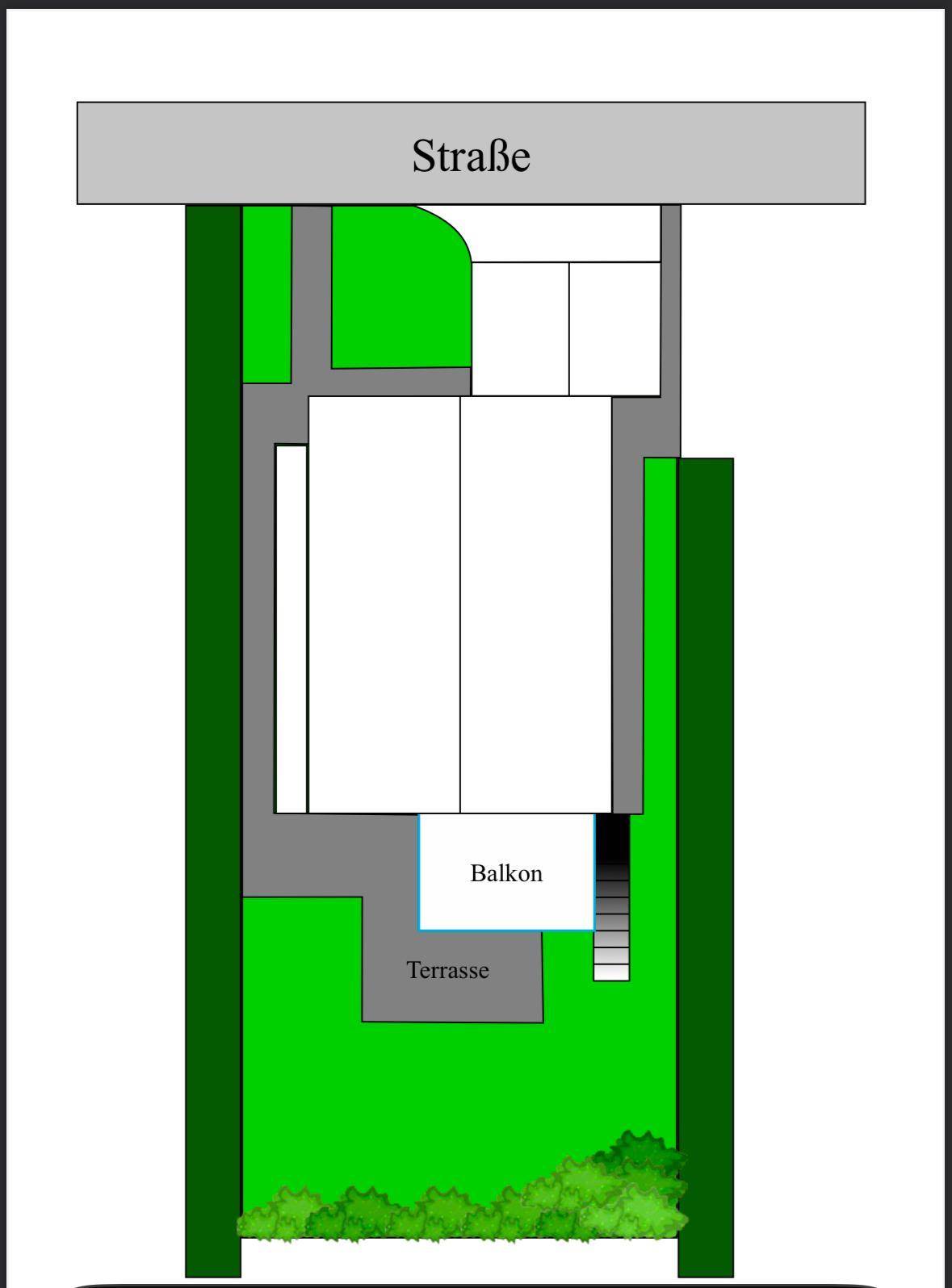 Übersichtsplan des Grundstücks mit Zugang zur Straße, Balkon und Terrasse sowie Grünflächen.