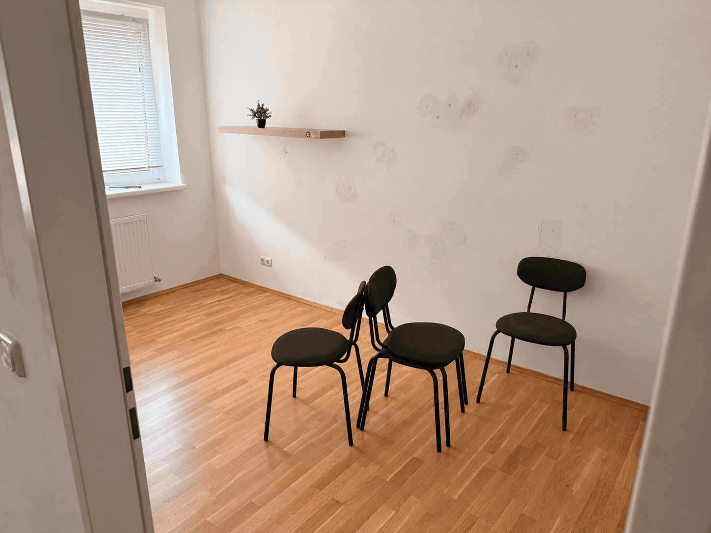 Leerer Raum mit Holzboden und einem Fenster, bereit zur individuellen Gestaltung.