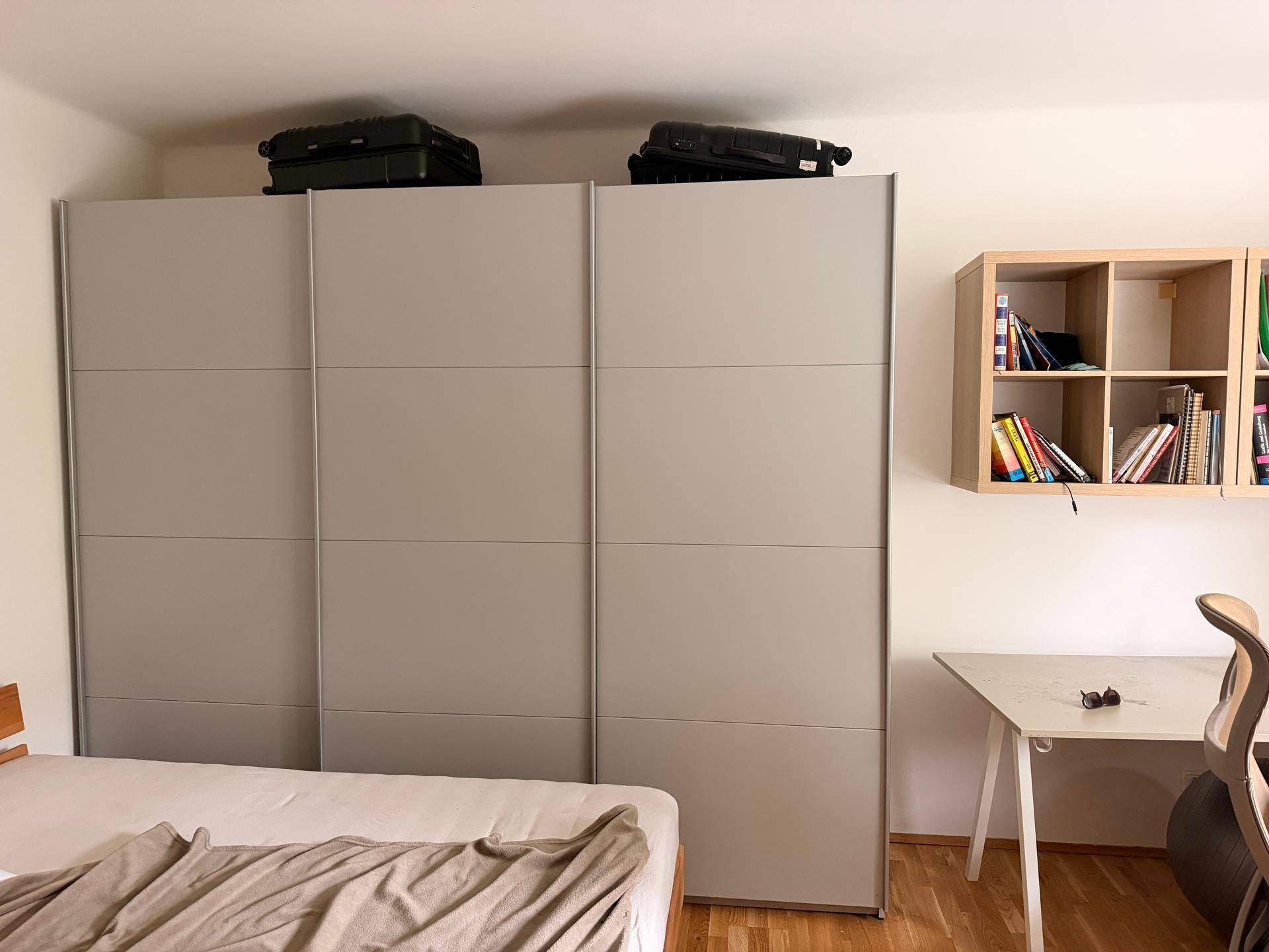 Großer Einbauschrank im Schlafzimmer mit viel Stauraum und moderner Optik.
