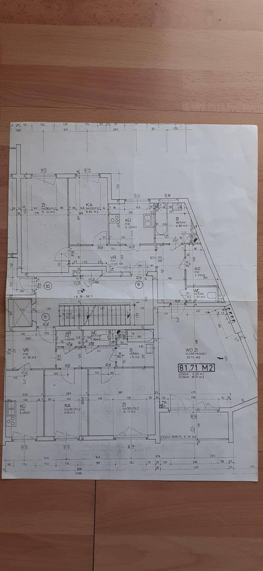Detaillierter Grundrissplan einer Wohnung mit verschiedenen Räumen und Abmessungen.