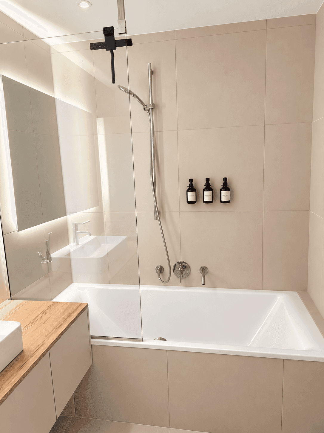 Helles Badezimmer mit Badewanne, Duschfunktion und modernen Fliesen.