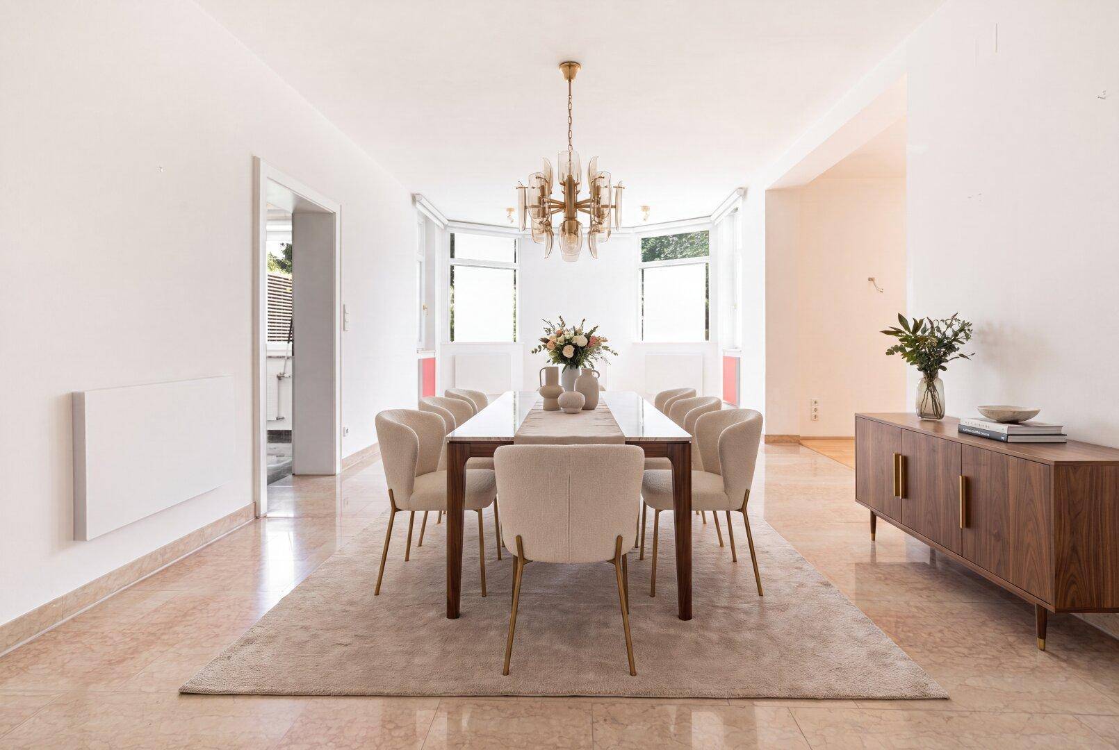 Elegantes Esszimmer mit modernem Esstisch, bequemen Stühlen und einem stilvollen Kronleuchter unter hohen Decken.