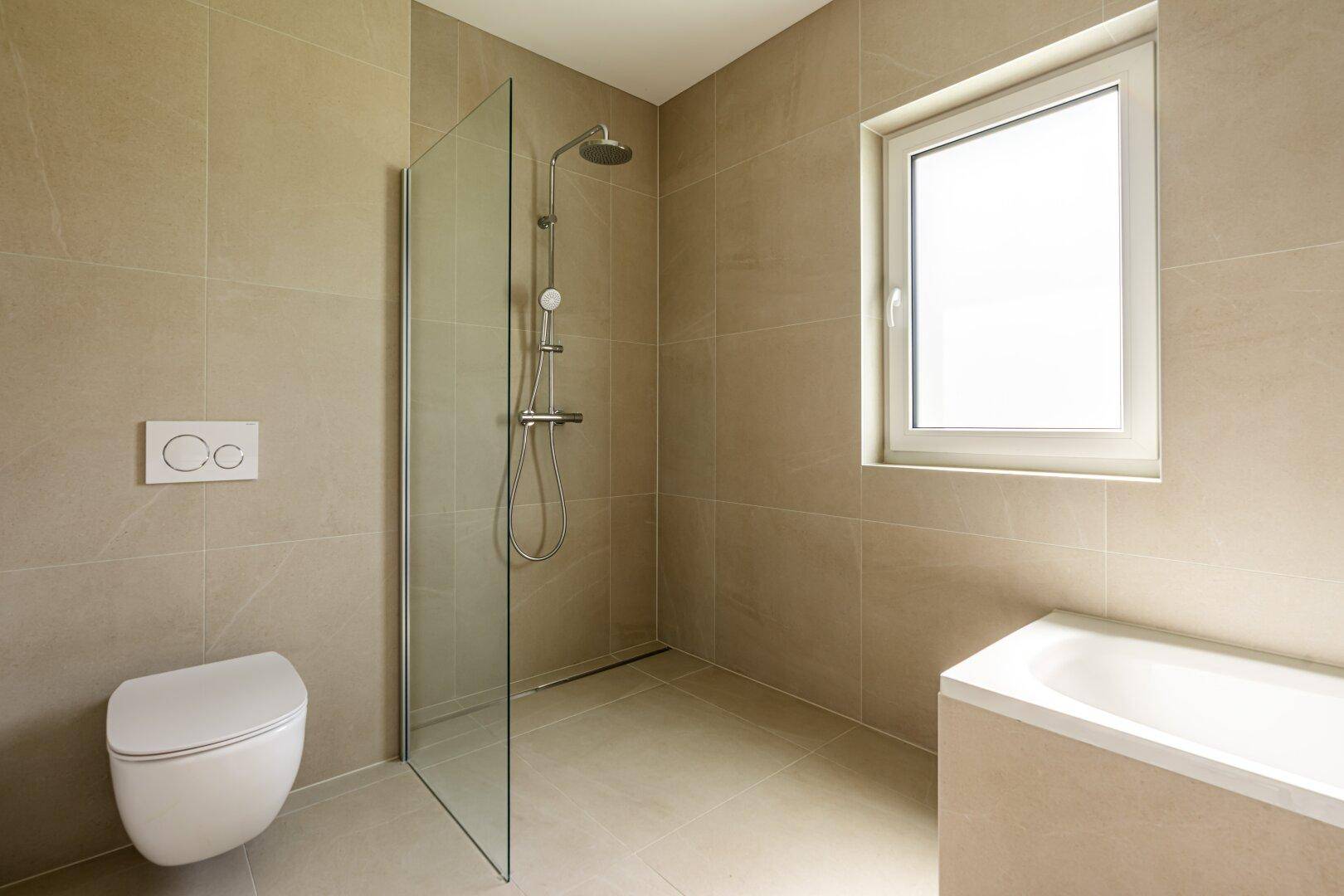 Modernes Badezimmer mit begehbarer Dusche, Badewanne, Wand-WC und Fenster.