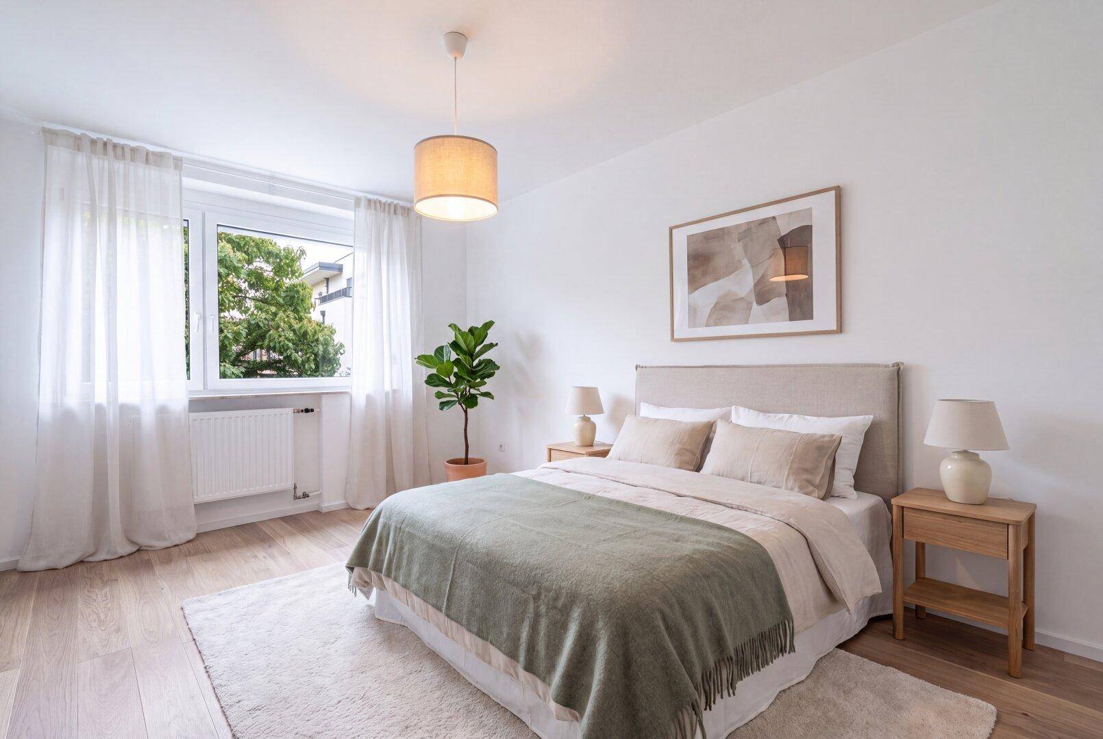 Gemütliches Schlafzimmer mit Doppelbett, Holzboden und großem Fenster mit Blick ins Grüne.