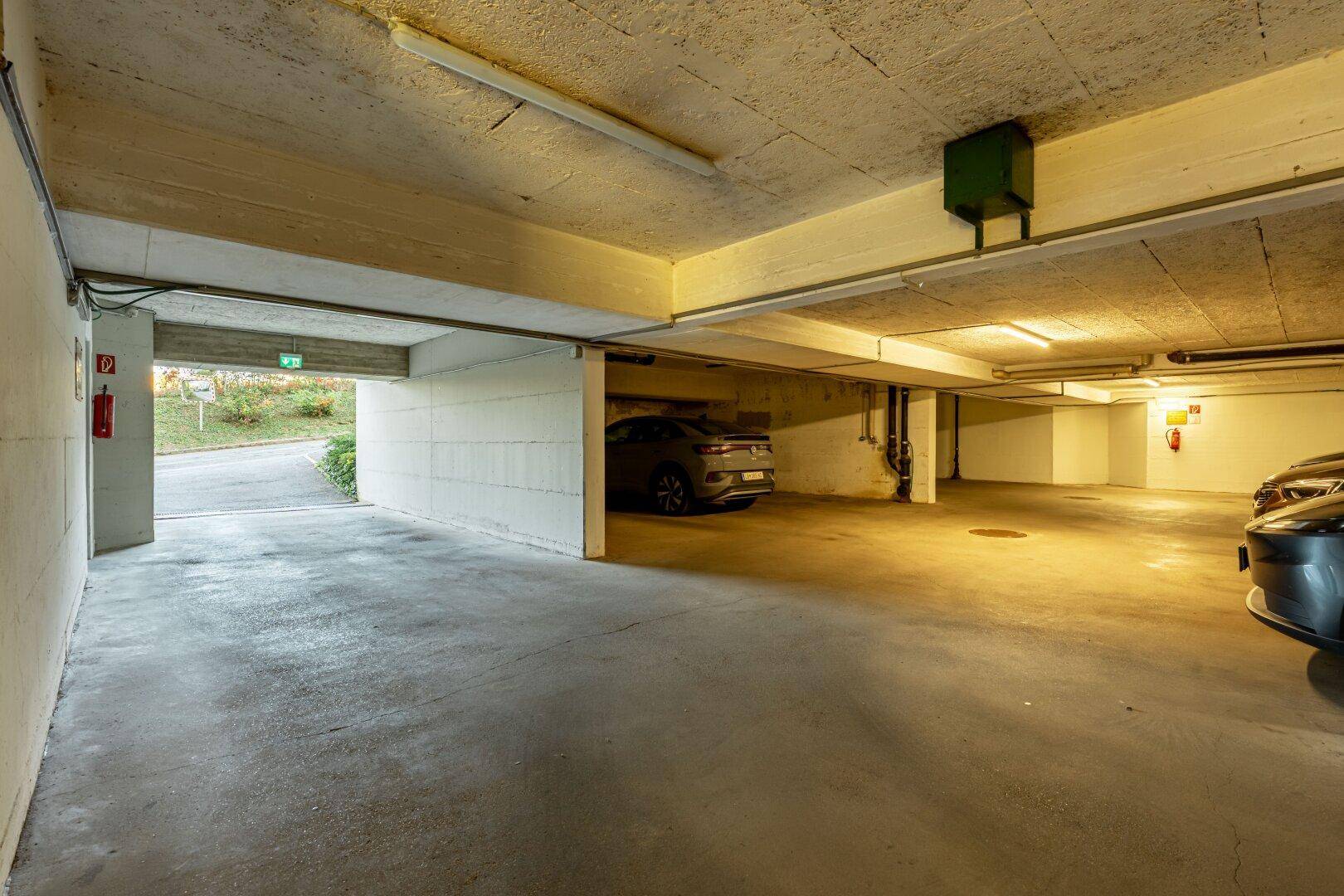 Tiefgarage mit Zufahrt und ausreichend Platz für mehrere Fahrzeuge.