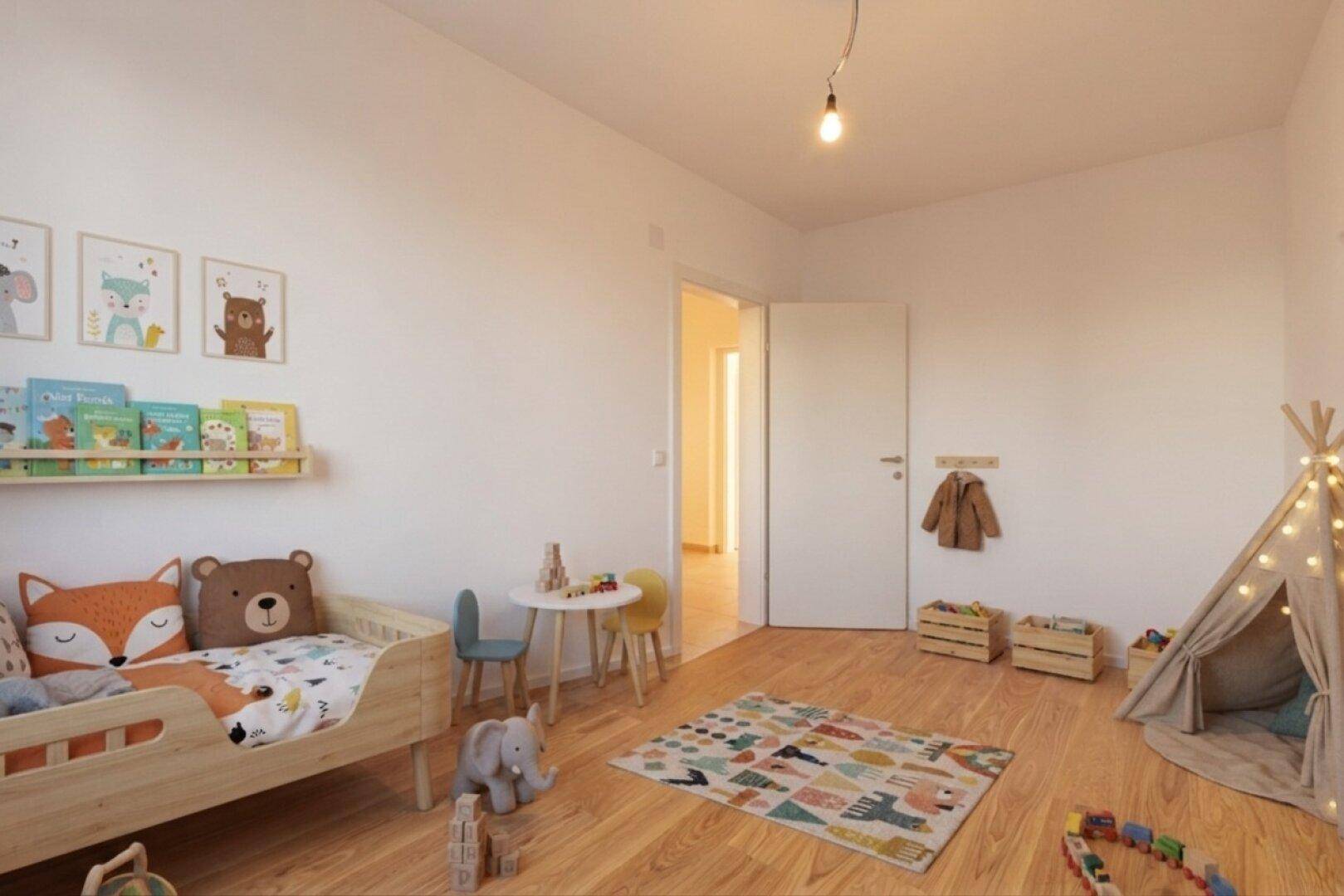 Virtuell inszeniertes Kinderzimmer mit Holzbett, Spielbereich und kindgerechter Dekoration auf hellem Parkett.