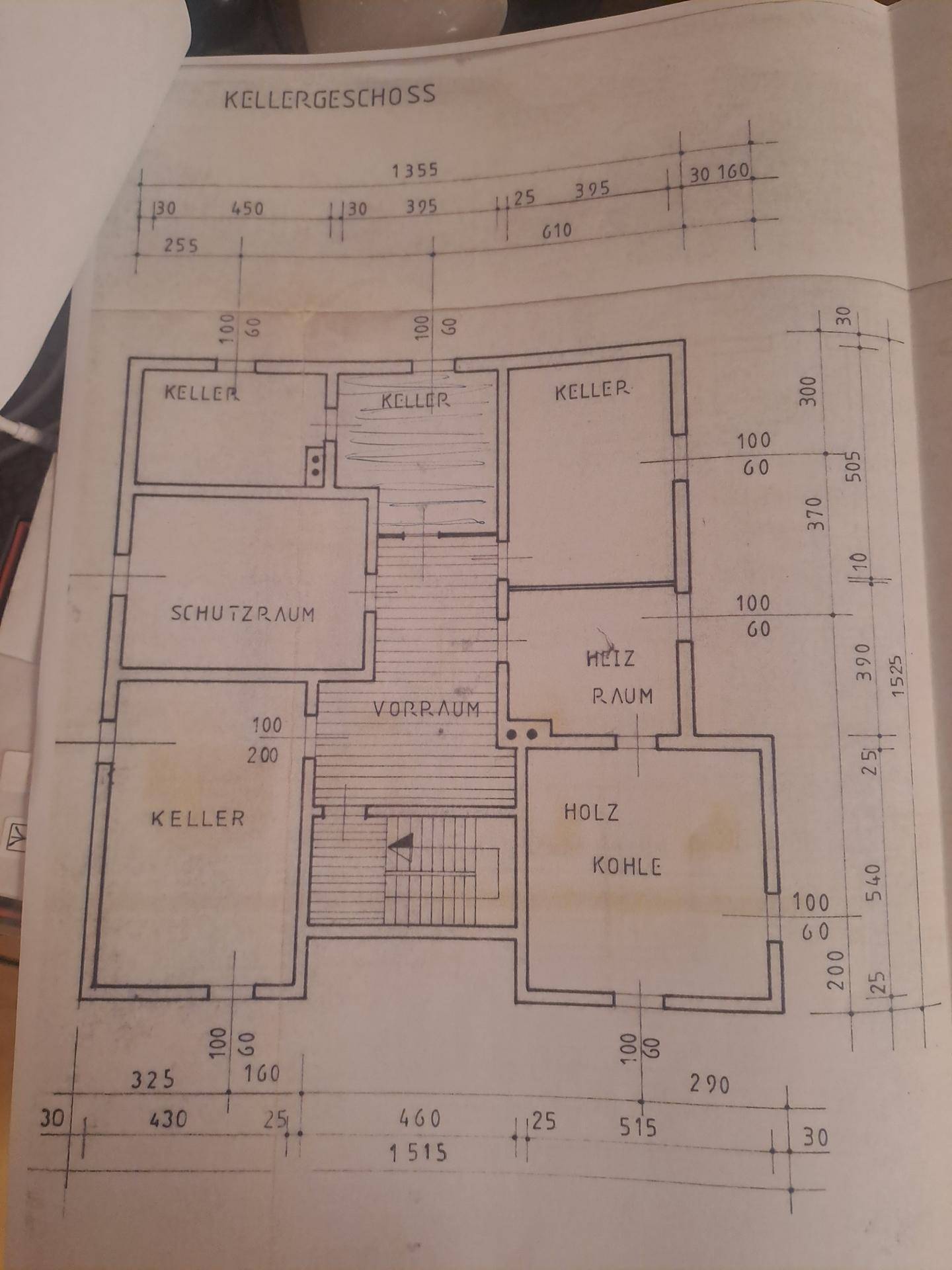 Grundriss des Kellergeschosses mit mehreren Kellerräumen und Schutzraum.